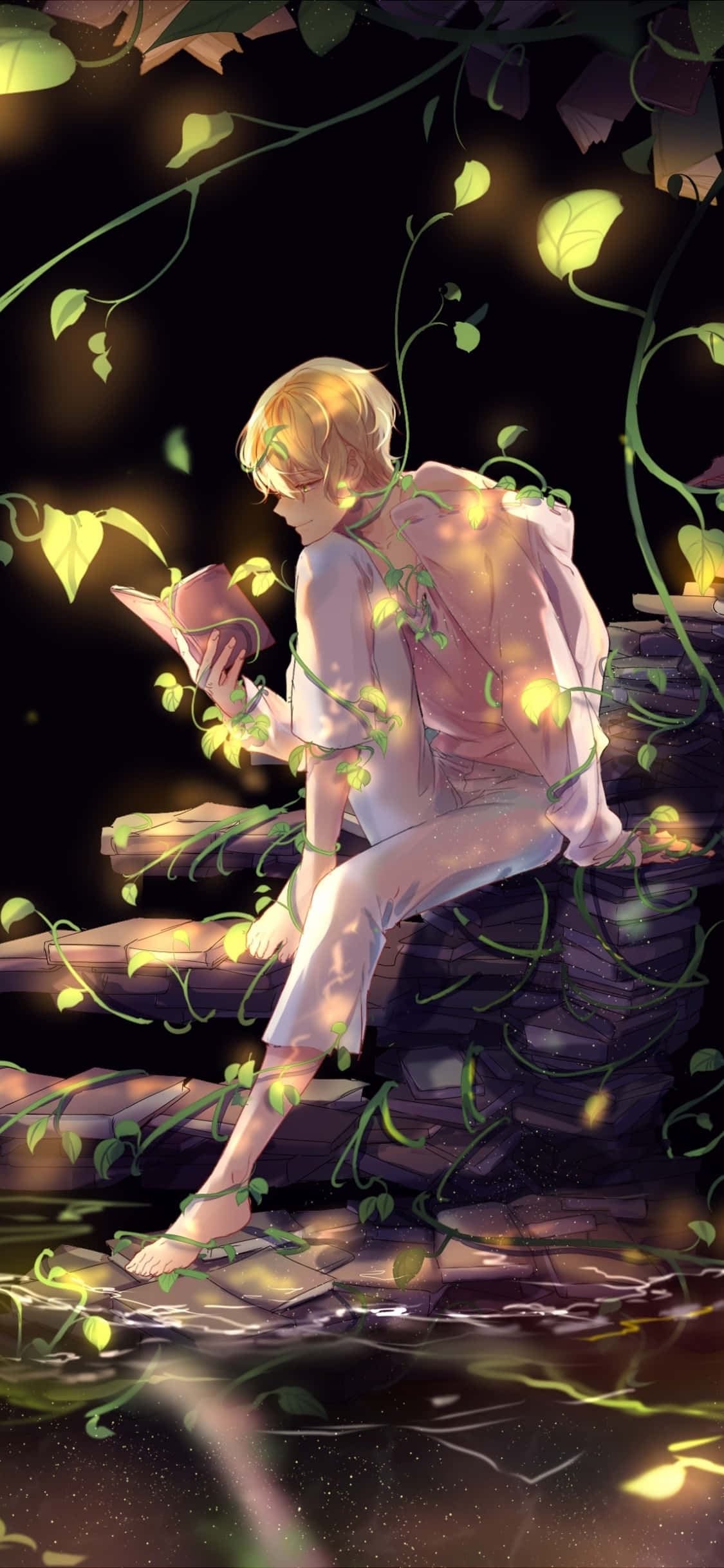 閱讀 桌布 壁紙 — 一個年輕的動漫男孩赤腳坐在長滿青苔的石頭上讀書，發光的藤蔓和樹葉在黑暗的森林中在夜晚照亮了他。