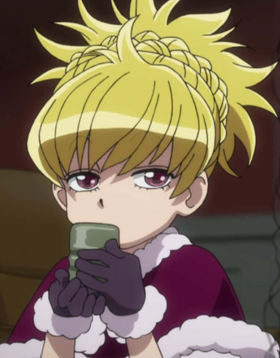 Hunter X Hunter Bisky 桌布 壁紙 — 一個年輕的動漫角色，有著尖刺金髮和紫色眼睛，穿著一件蓬鬆的酒紅色外套，從一個綠色杯子裡啜飲。