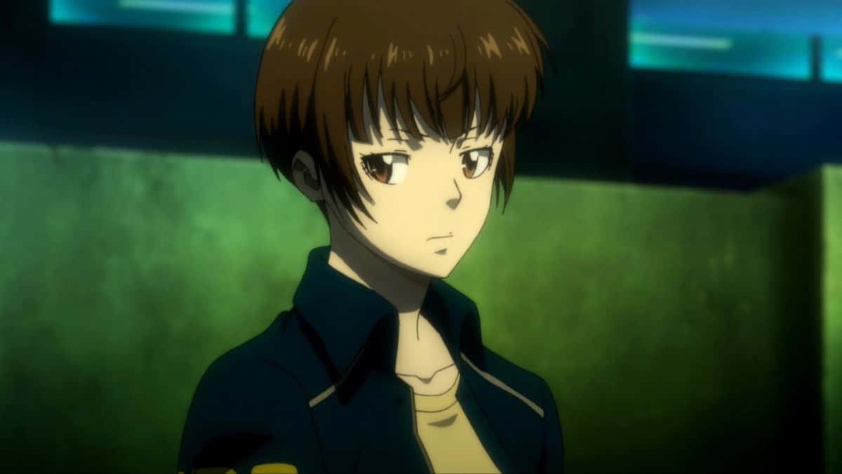 Akane Tsunemori 桌布 壁紙 — 一個年輕的動漫角色，棕色頭髮，表情嚴肅，站在燈光昏暗的綠色房間裡。