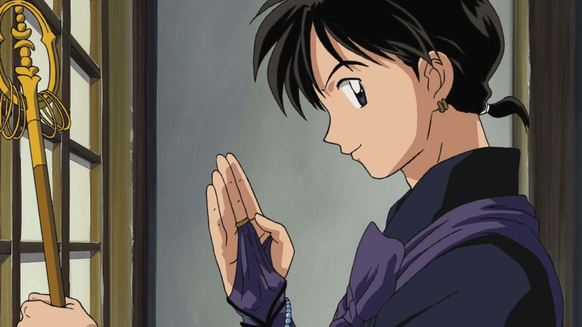 Miroku 桌布 壁紙 — 一個年輕的動漫角色，深色頭髮，穿著紫色長袍，在木窗附近雙手合十祈禱，手持金色法杖。