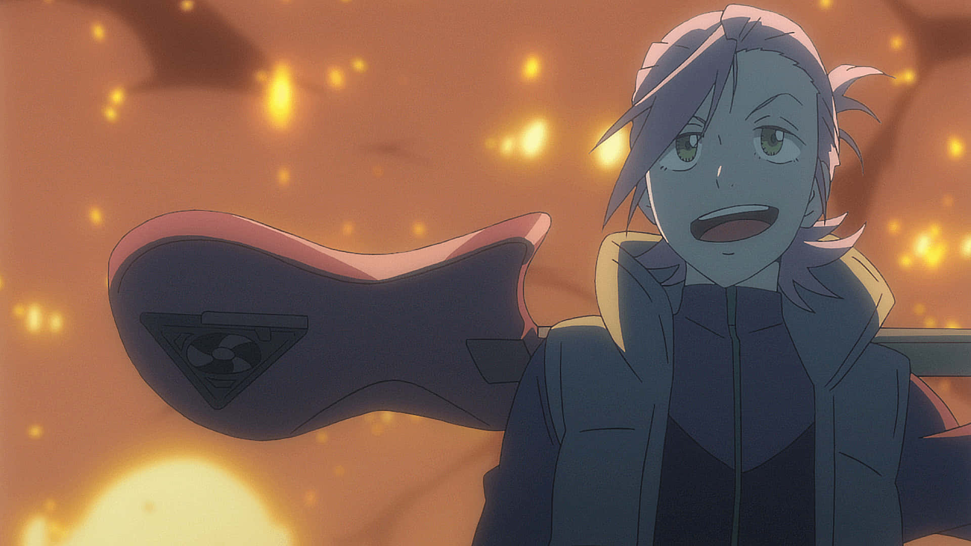Flcl Alternative 桌布 壁紙 — 一個年輕的動漫角色，藍色頭髮和綠色眼睛，在發光的橙色背景前手持未來武器，燦爛地微笑。
