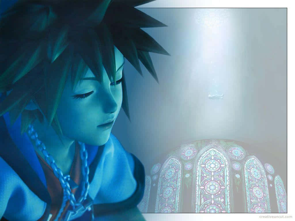 Kingdom Hearts Sora 桌布 壁紙 — 一個年輕的動漫角色，頭髮尖刺，在一個光線柔和、有彩色玻璃窗投射出繽紛光線的房間裏低頭凝視。