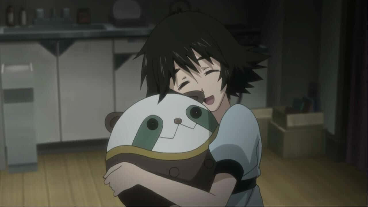 Mayuri Shiina 桌布 壁紙 — 一個年輕的動漫角色在光線昏暗、木地板的廚房裡緊緊抱著一個熊貓毛絨玩具。