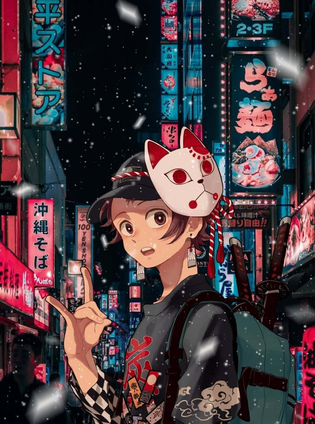 炭治郎 桌布 壁紙 — 一個年輕的動漫角色戴著狐狸面具和揹著背包，夜晚站在積雪、霓虹燈閃爍的日本城市街道上。