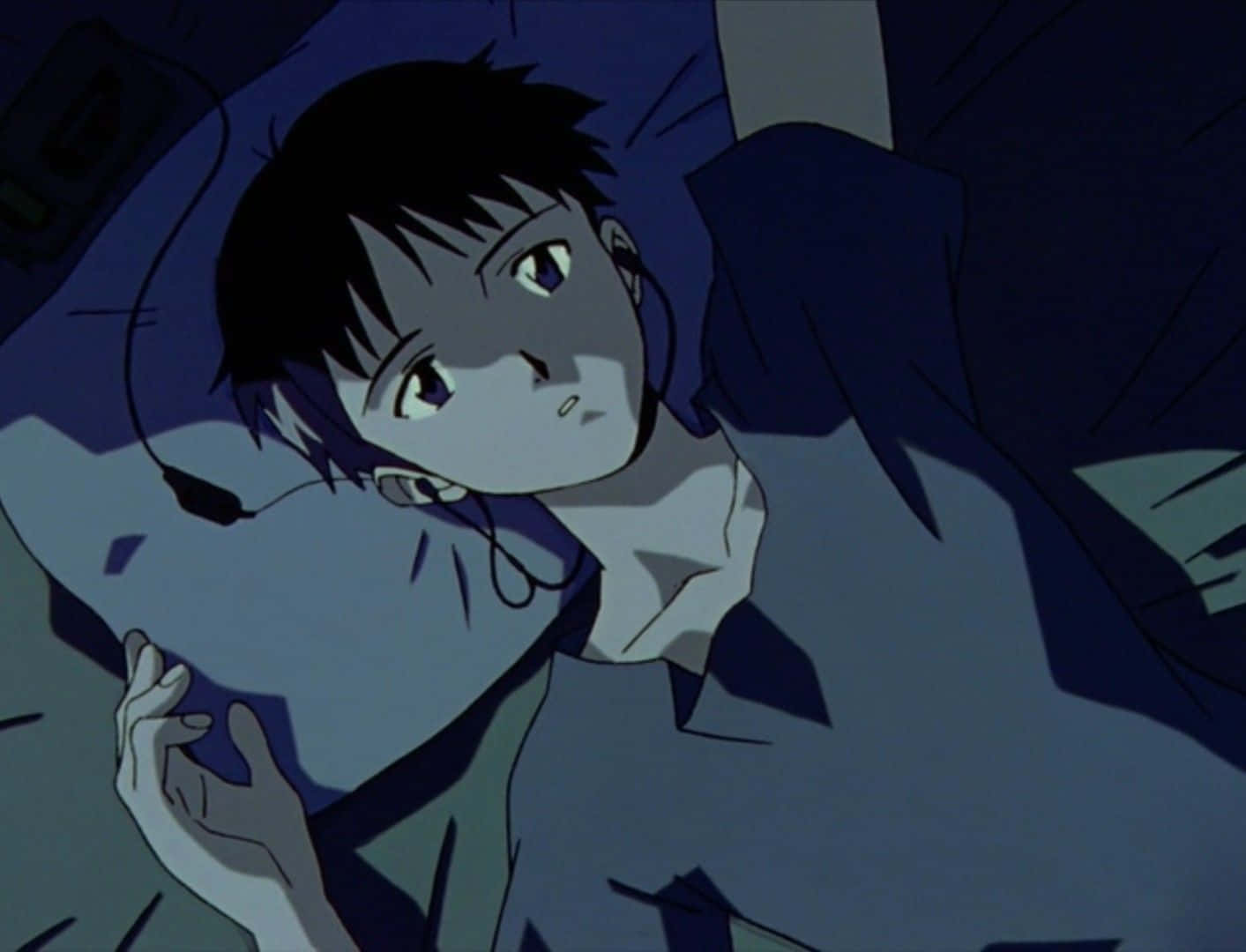 Shinji Ikari 桌布 壁紙 — 一個年輕的動畫男孩晚上躺在床上，眼睛睜得大大的，充滿憂慮，耳機從耳朵垂下來，在昏暗的藍色燈光下。