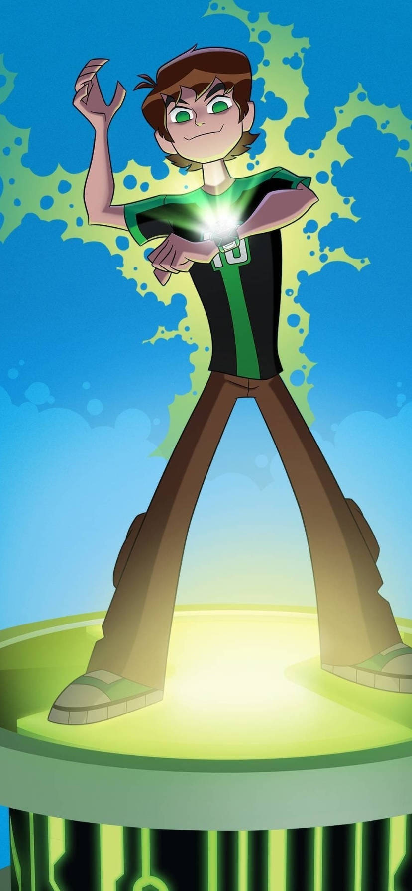 Ben 10 Omnitrix 桌布 壁紙 — 一個年輕的動畫男孩穿著綠色和黑色的襯衫，自信地站在發光的平台上，啟動手腕裝置，周圍有能量爆發。