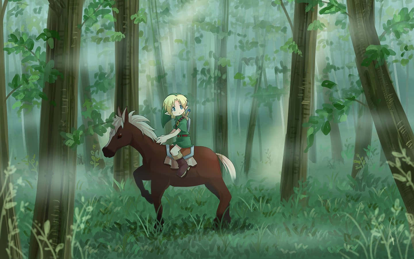 The Legend Of Zelda Epona 桌布 壁紙 — 一個年輕的金髮動漫角色騎著一匹棕馬穿過霧氣瀰漫的綠色森林，樹木高大，柔和陽光穿過樹葉灑落。