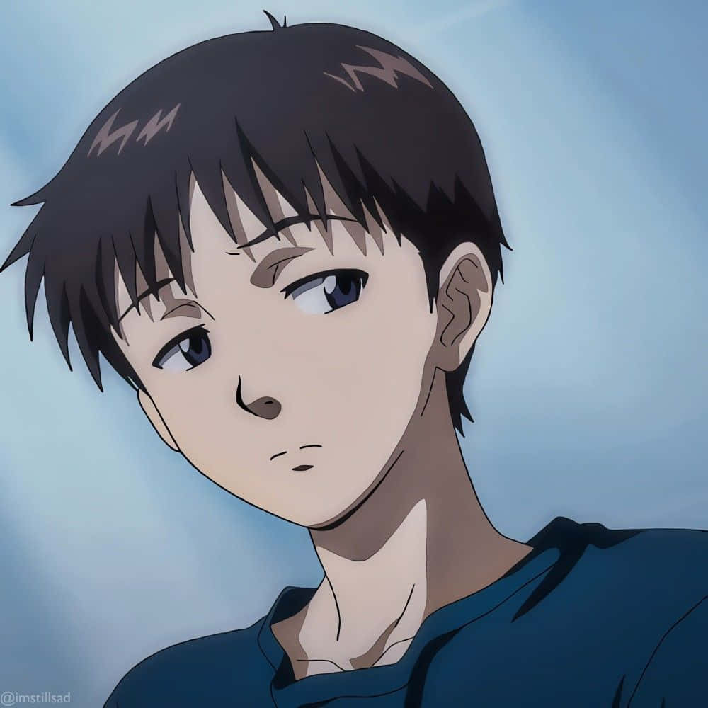 Shinji Ikari 桌布 壁紙 — 一個年輕黑髮藍眼男子的動漫特寫肖像，在柔和的藍色背景前若有所思地望向一旁。