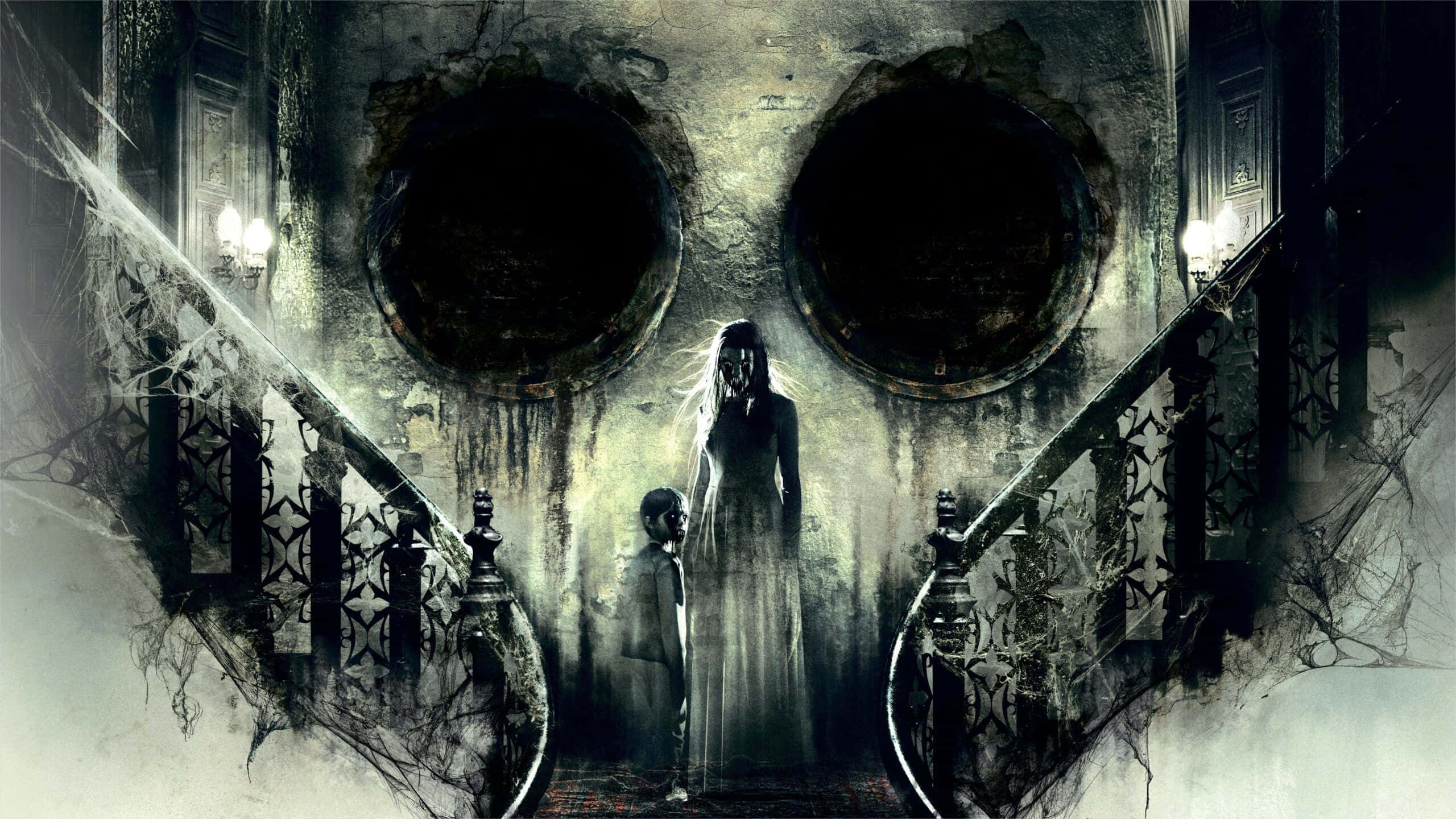 Unsettling 桌布 壁紙 — 一個幽靈般的女人和小孩站在一個裝飾華麗樓梯的破舊大宅中的一個巨大頭骨前。