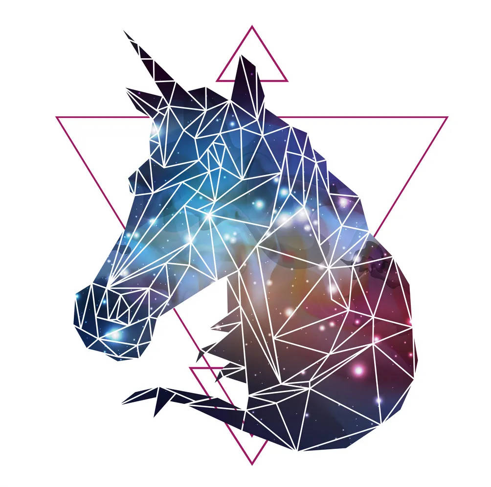 幾何 桌布 壁紙 — 一個幾何形狀的獨角獸頭部，充滿宇宙星雲和星星，並以洋紅色三角形框住。