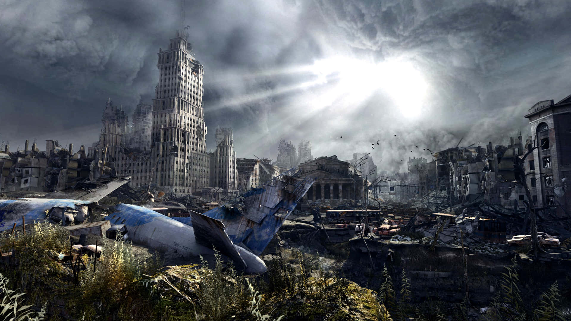 Fallout 4 Wasteland 桌布 壁紙 — 一個廢墟城市景觀，一座高聳的摩天大樓矗立在倒塌的建築物和茂密的植被之間，天空風起雲湧，陽光穿透雲層。