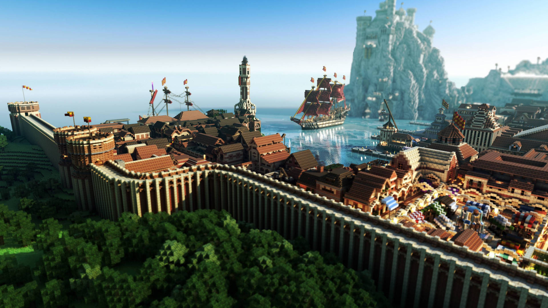 一個Minecraft風格的沿海城市，在日落天空下有一座城堡和船隻。