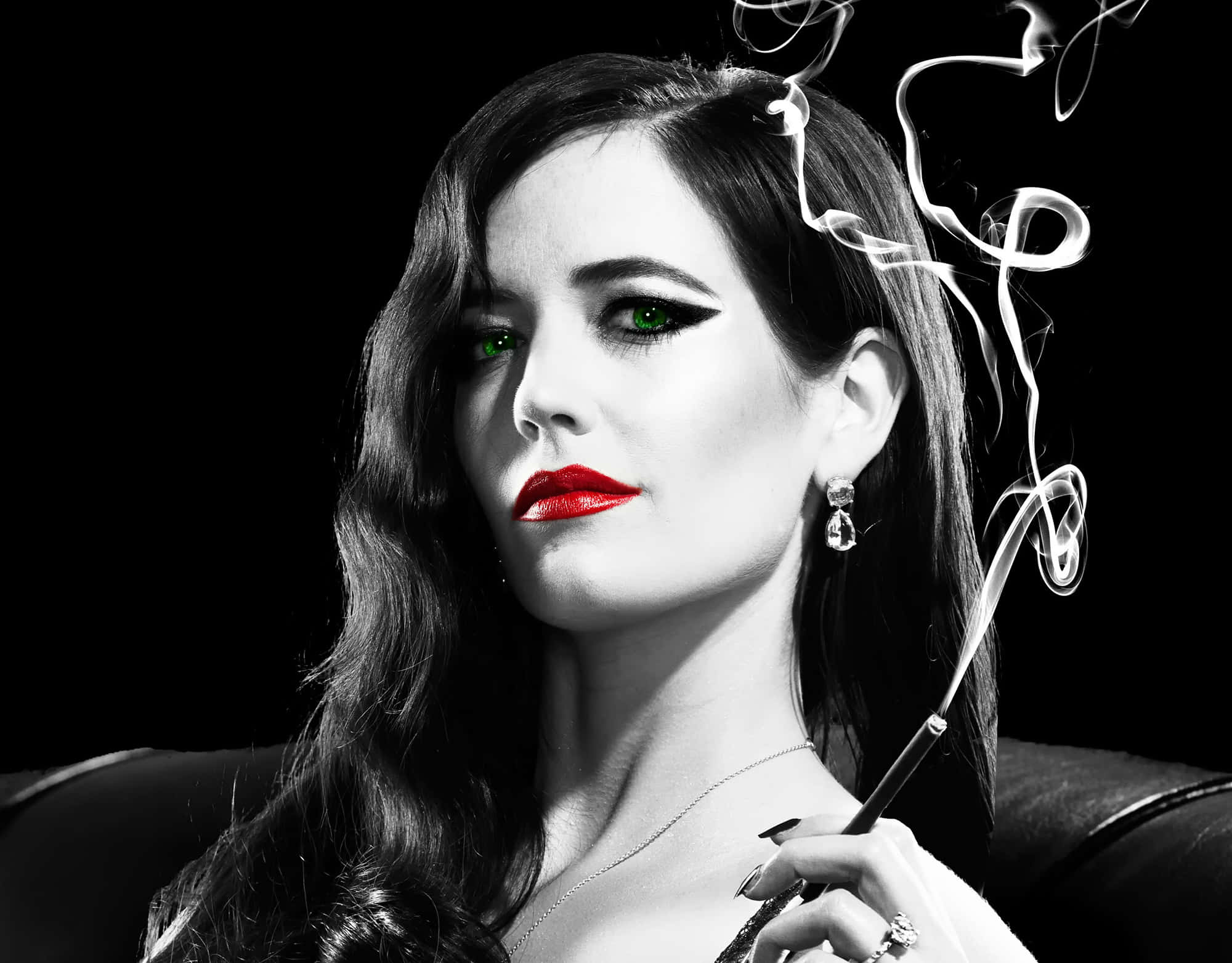 eva green 桌布 壁紙 — 一個引人注目的黑白肖像，一位擁有發光綠色眼睛和紅色嘴唇的女性在黑暗背景下拿著香煙。
