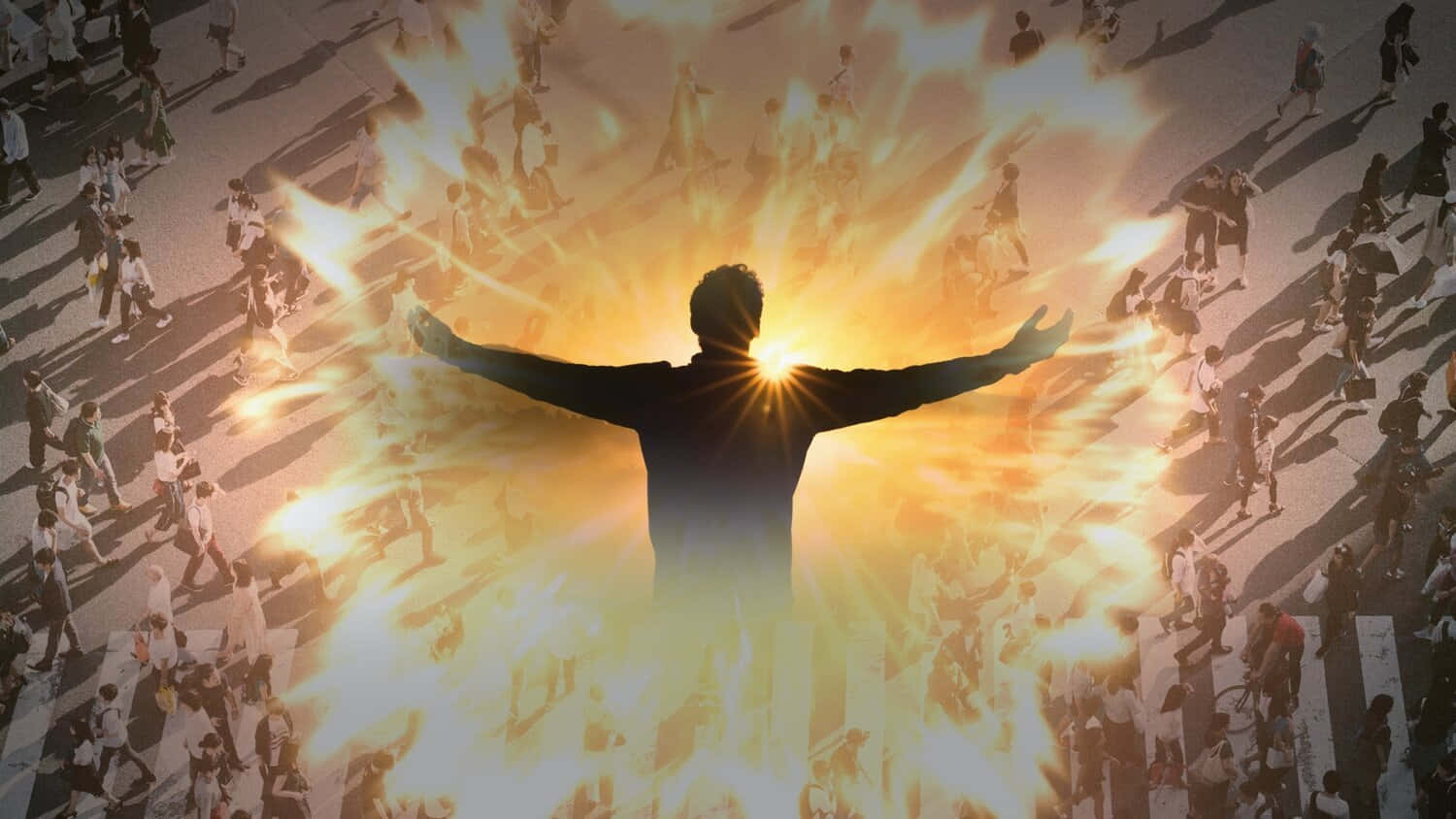 Kingdom Of God 桌布 壁紙 — 一個張開雙臂的剪影人物，在城市街道上熙攘的人群上方散發出金色光芒。