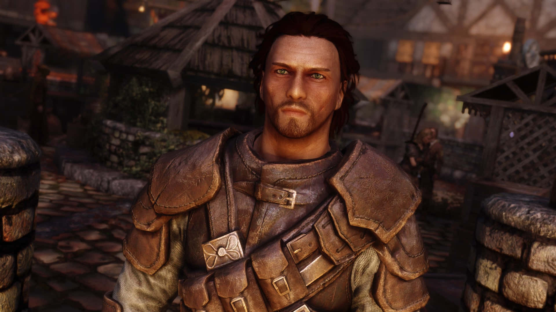 Skyrim Brynjolf 桌布 壁紙 — 一個強壯的裝甲戰士，綠色眼睛，在黃昏時分站在燈光昏暗的中世紀村莊中。