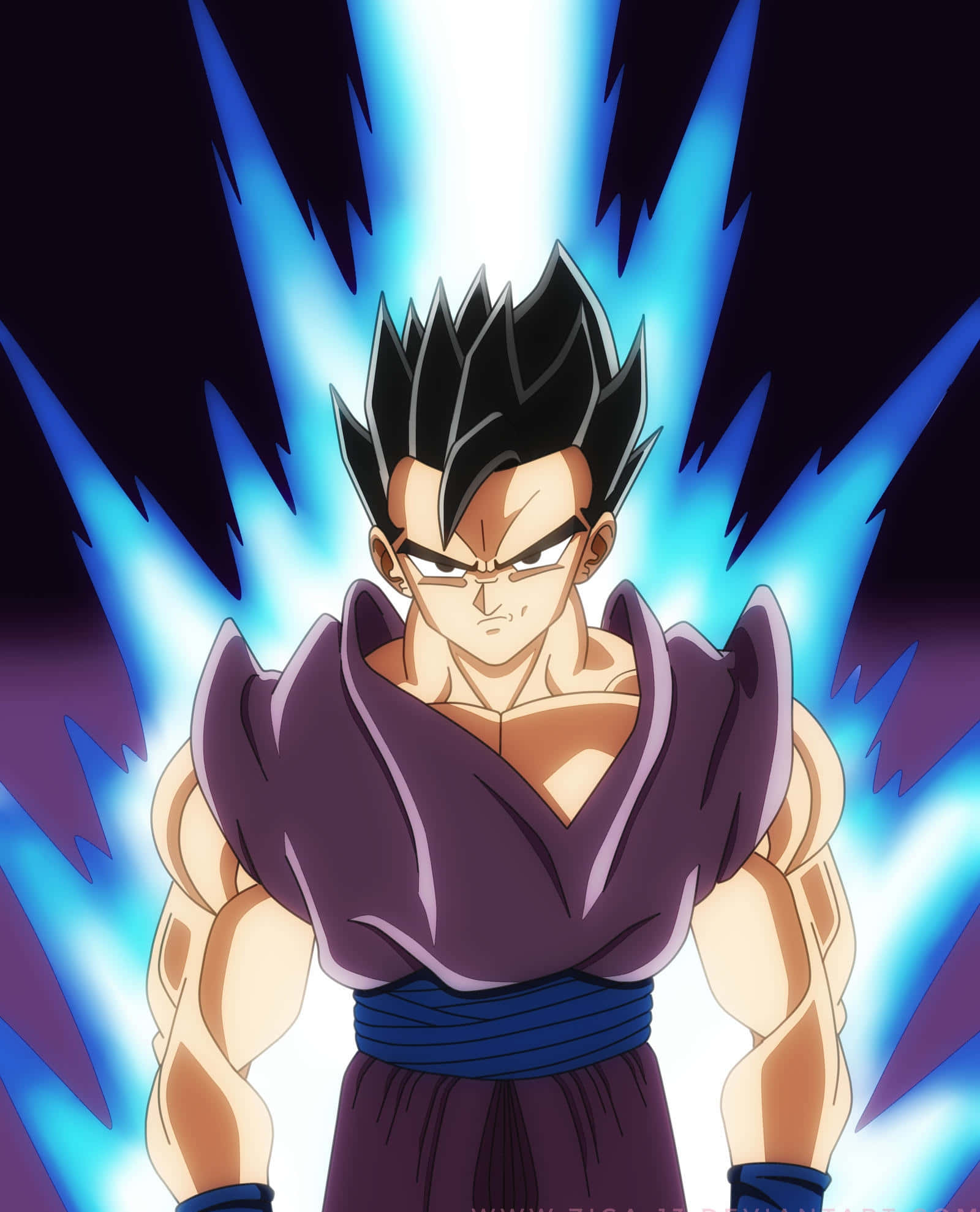 Mystic Gohan 桌布 壁紙 — 一個強大的動漫戰士，有著尖刺般的黑髮和紫色道服，在黑暗背景下散發出強烈的藍色能量。