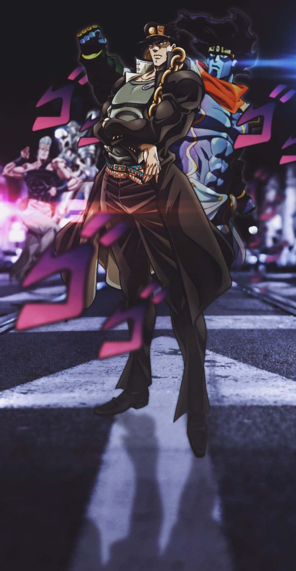 Jojo Stands 桌布 壁紙 — 一個強大的動漫角色穿著風衣，自信地站在城市街道上，帶有發光的粉紅色能量效果和模糊的背景人物。