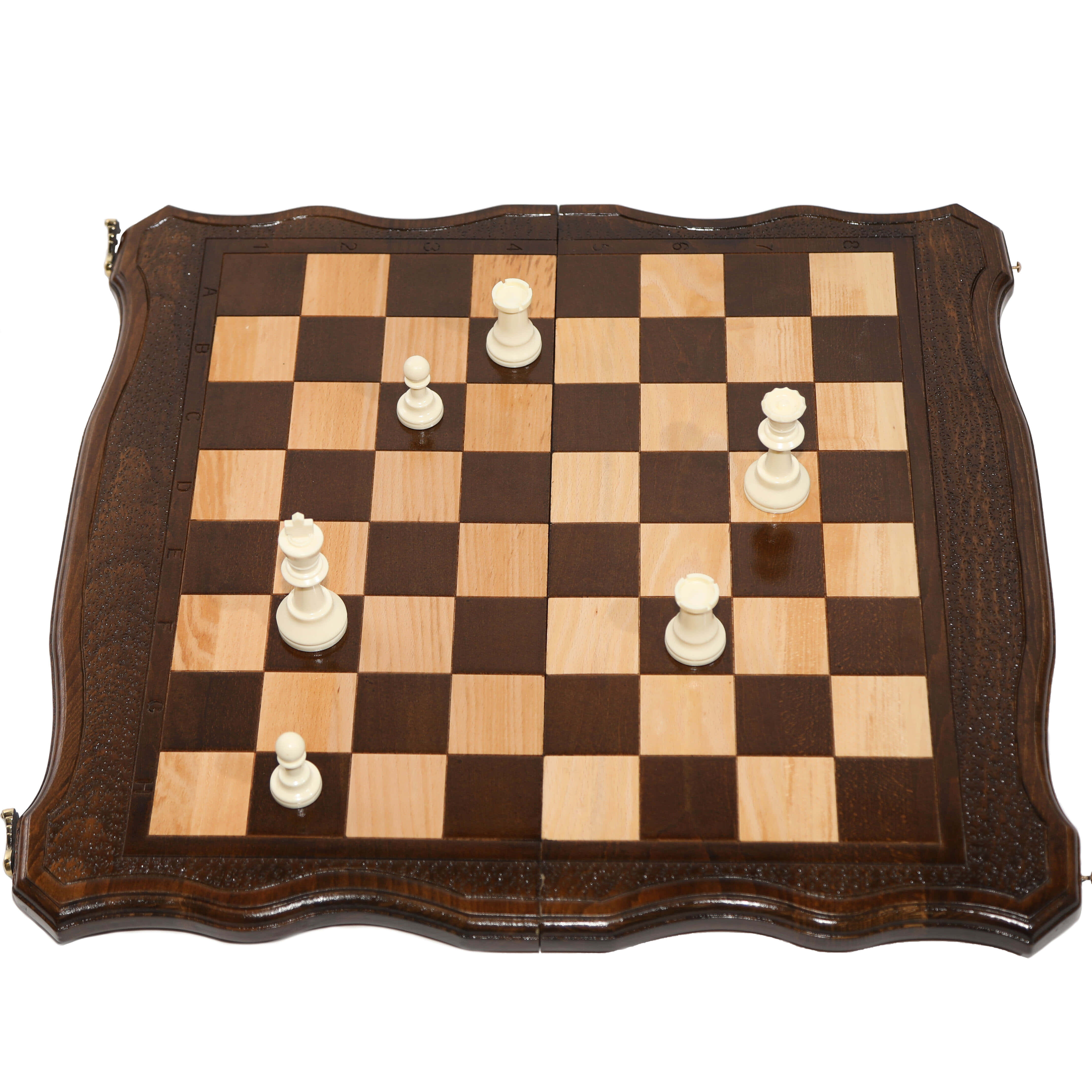 Chessboard 桌布 壁紙 — 一個復古木製棋盤，帶有華麗雕刻邊緣，在純白背景上展示著遊戲中期的白色棋子。