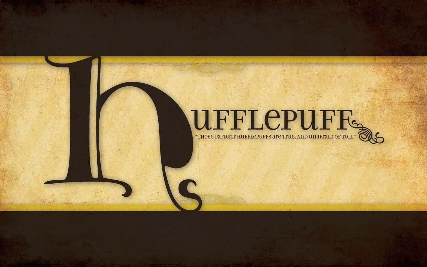 hufflepuff 桌布 壁紙 — 一個復古羊皮紙橫幅以華麗的黑色字體顯示 Hufflepuff 字樣，下方附有引文，背景為帶紋理的黃色和棕色。