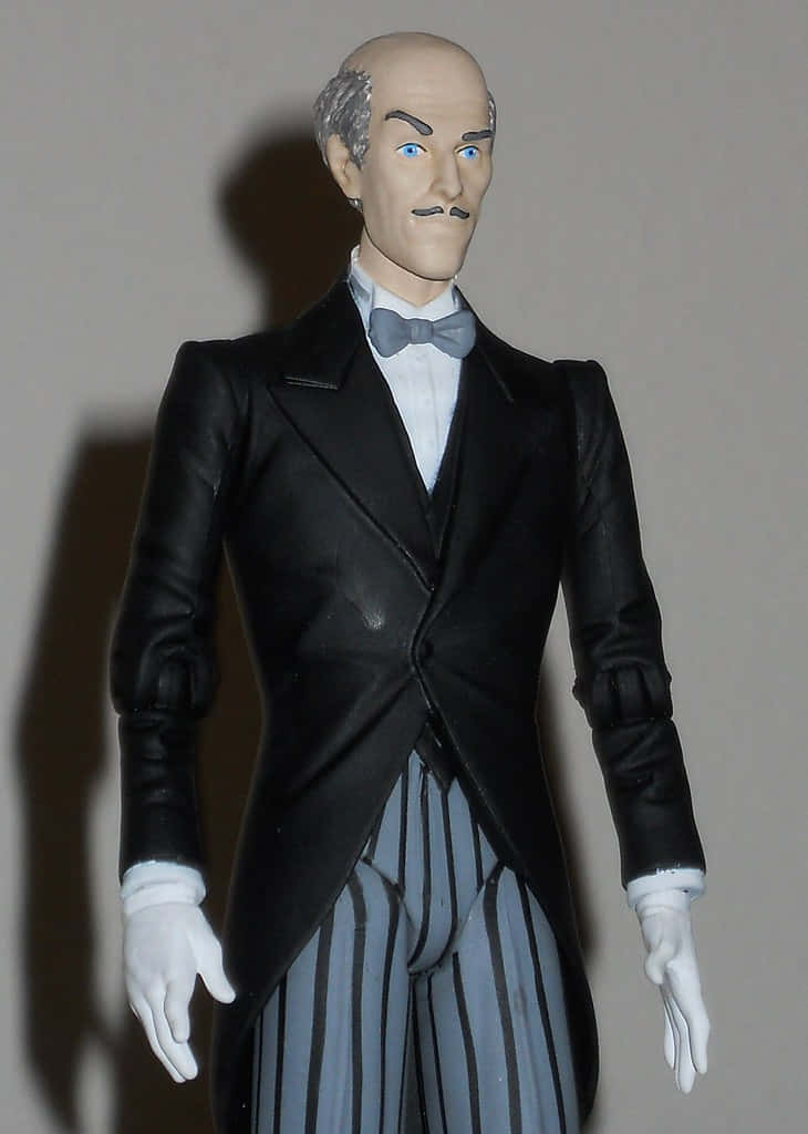 Alfred Pennyworth 桌布 壁紙 — 一個復古風格嘅動作人偶，係一個光頭、藍眼睛、有鬍鬚嘅男人，著住黑色禮服、條紋褲同白色手套。