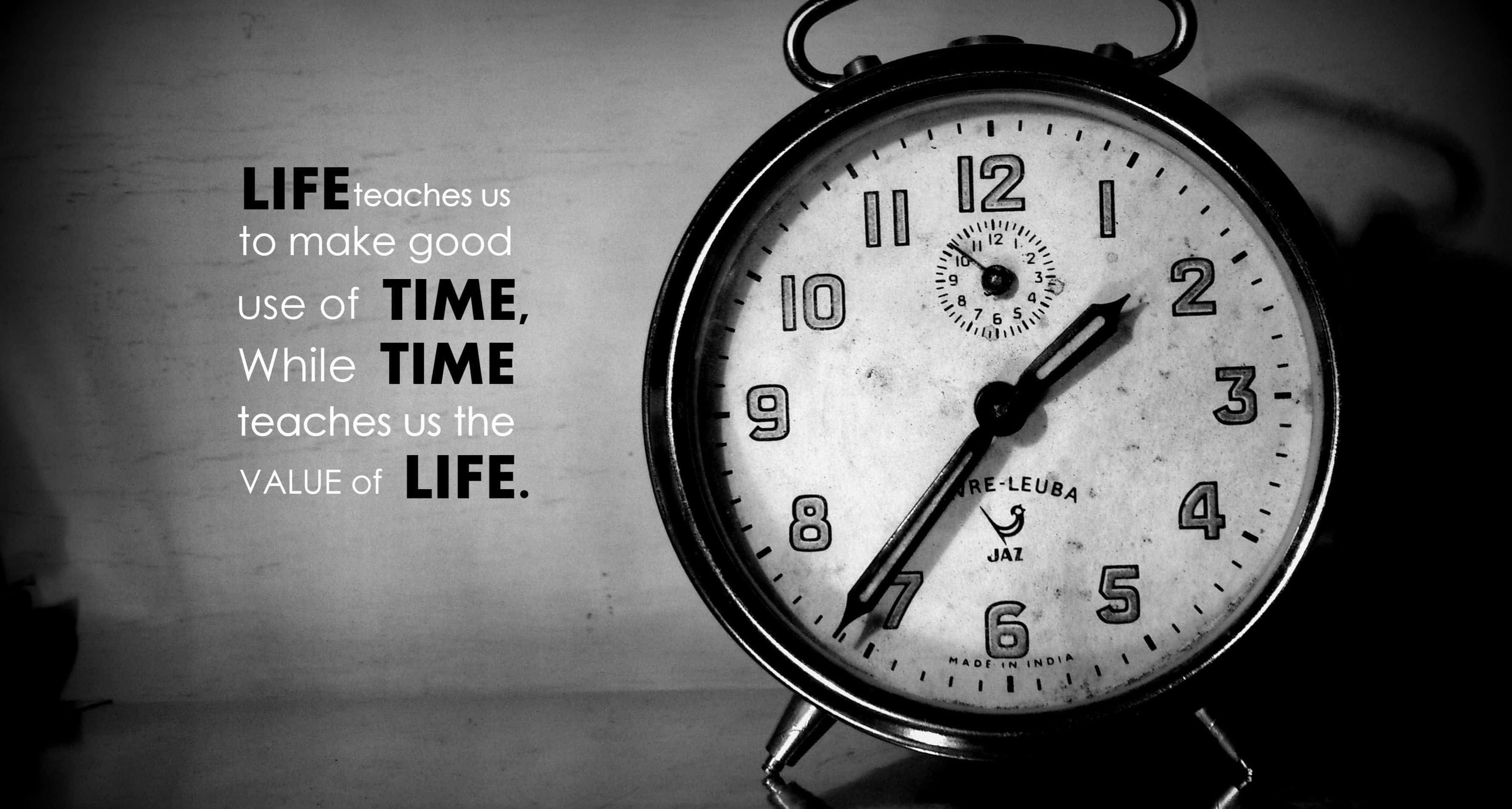 Time 桌布 壁紙 — 一個復古鬧鐘，上面有黑白單色調的勵志文字，關於時間與生命，背景是紋理牆壁。