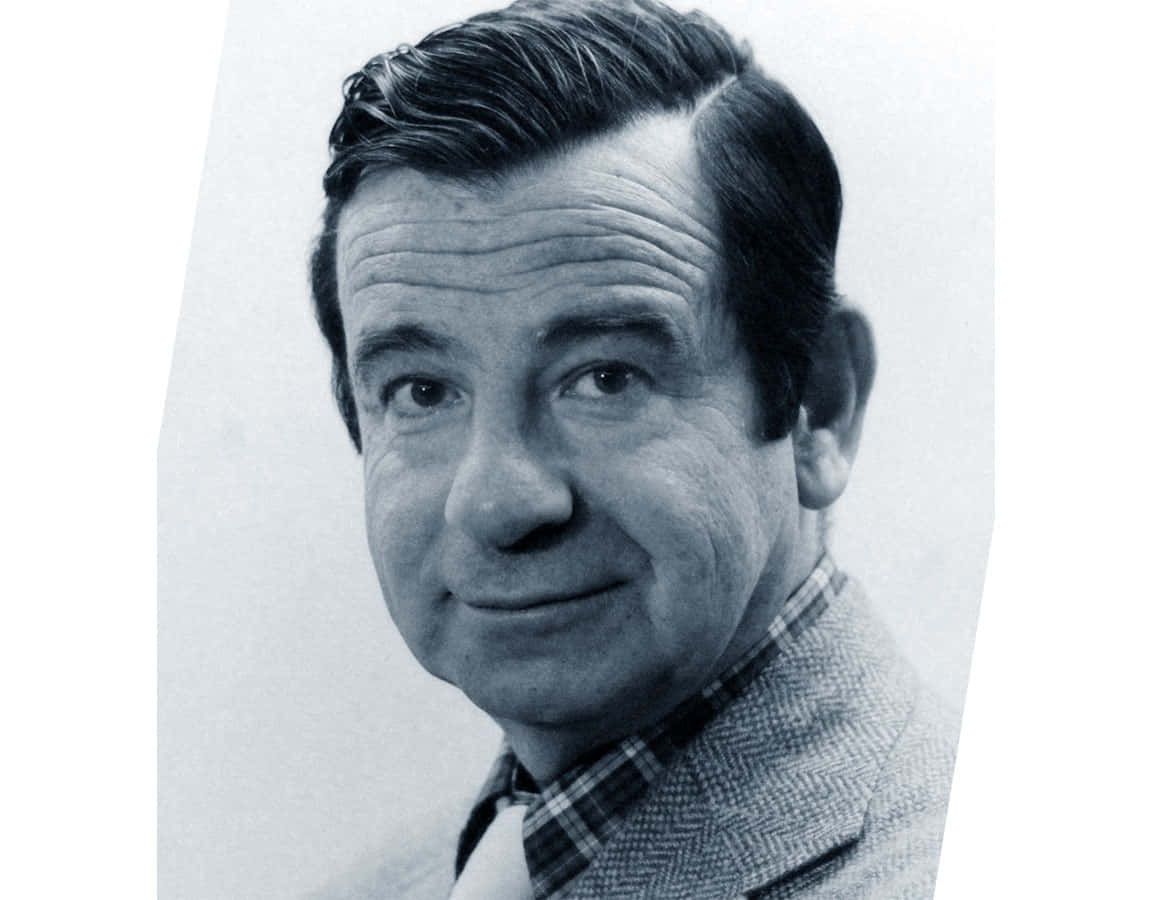 Walter Matthau 桌布 壁紙 — 一個微笑男士的黑白肖像照，頭髮整齊梳起，穿著人字紋外套和格仔恤衫。