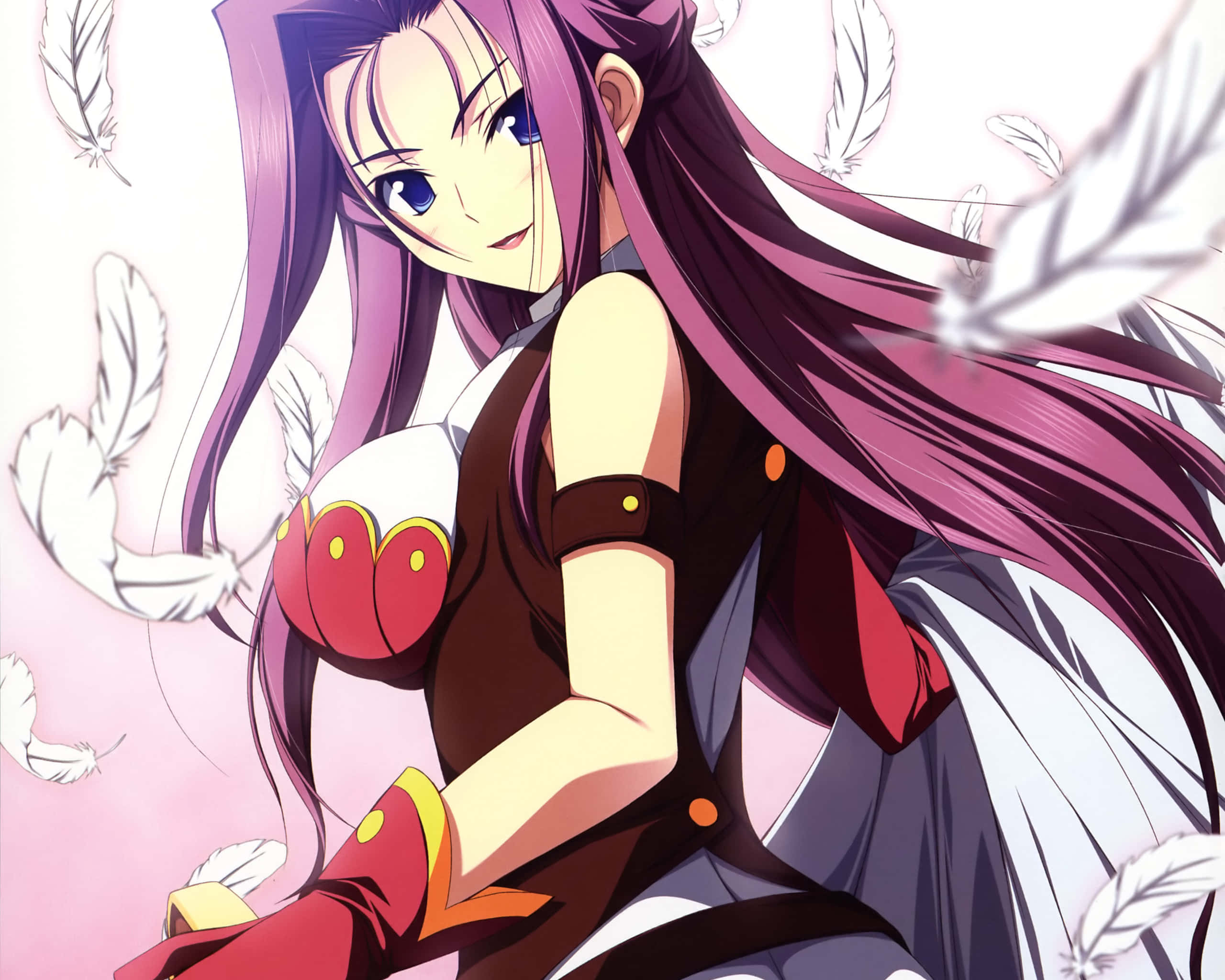 Cornelia Li Britannia 桌布 壁紙 — 一個微笑的動漫女孩，擁有長長的紫色頭髮和藍色眼睛，被漂浮的白色羽毛包圍，背景是柔和的粉紅色。