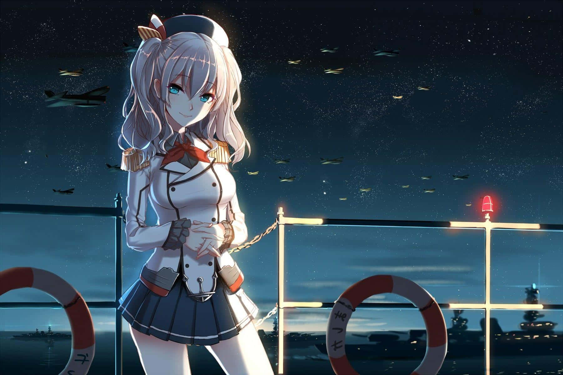 Kancolle 桌布 壁紙 — 一個微笑的動漫女孩穿著水手服，站在星空下、有飛機飛過的船甲板上。