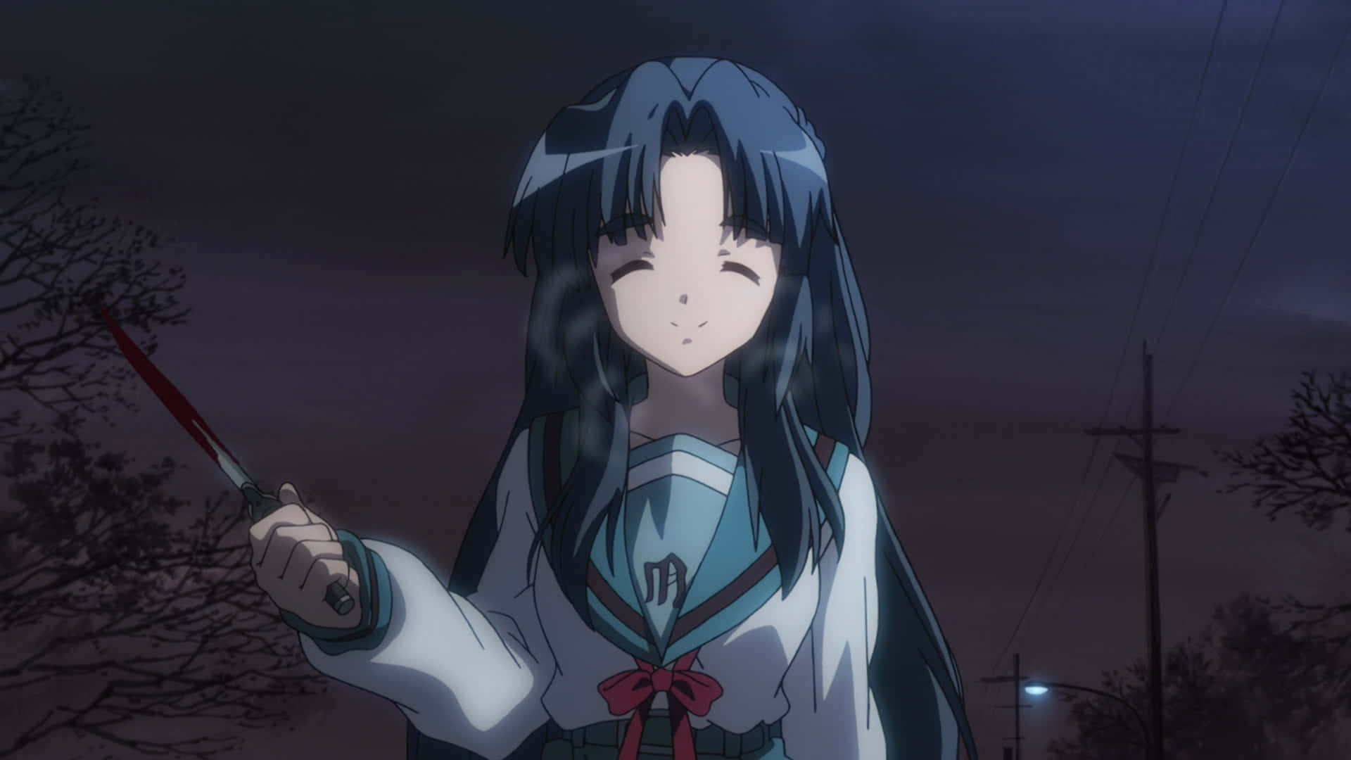 Ryoko Asakura 桌布 壁紙 — 一個微笑的動漫女學生在黑暗的暮色天空下，手持一把沾滿鮮血的刀，背景有光禿的樹木和電線。