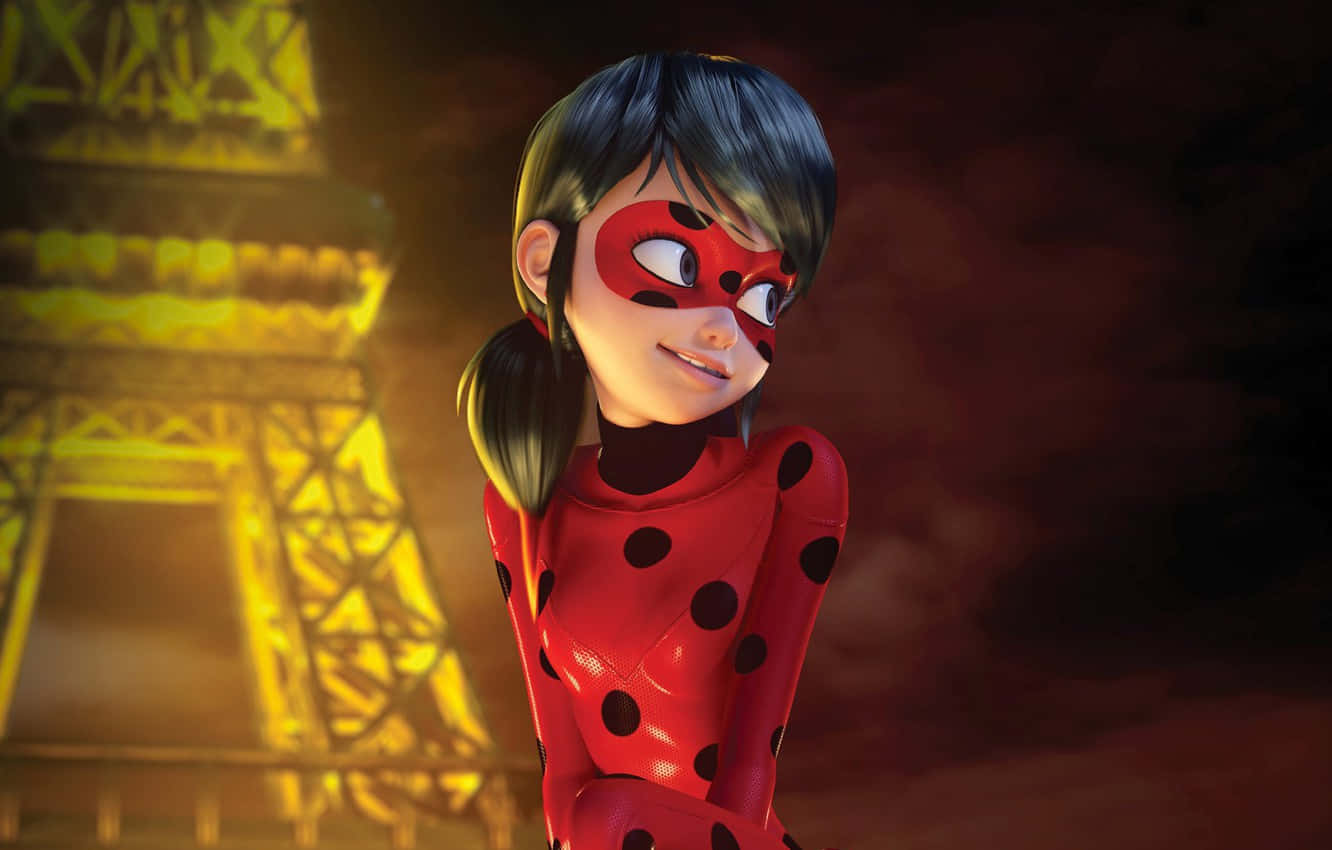Marinette 桌布 壁紙 — 一個微笑的動畫女孩穿著紅色圓點超級英雄套裝，站在夜晚發光的艾菲爾鐵塔前。