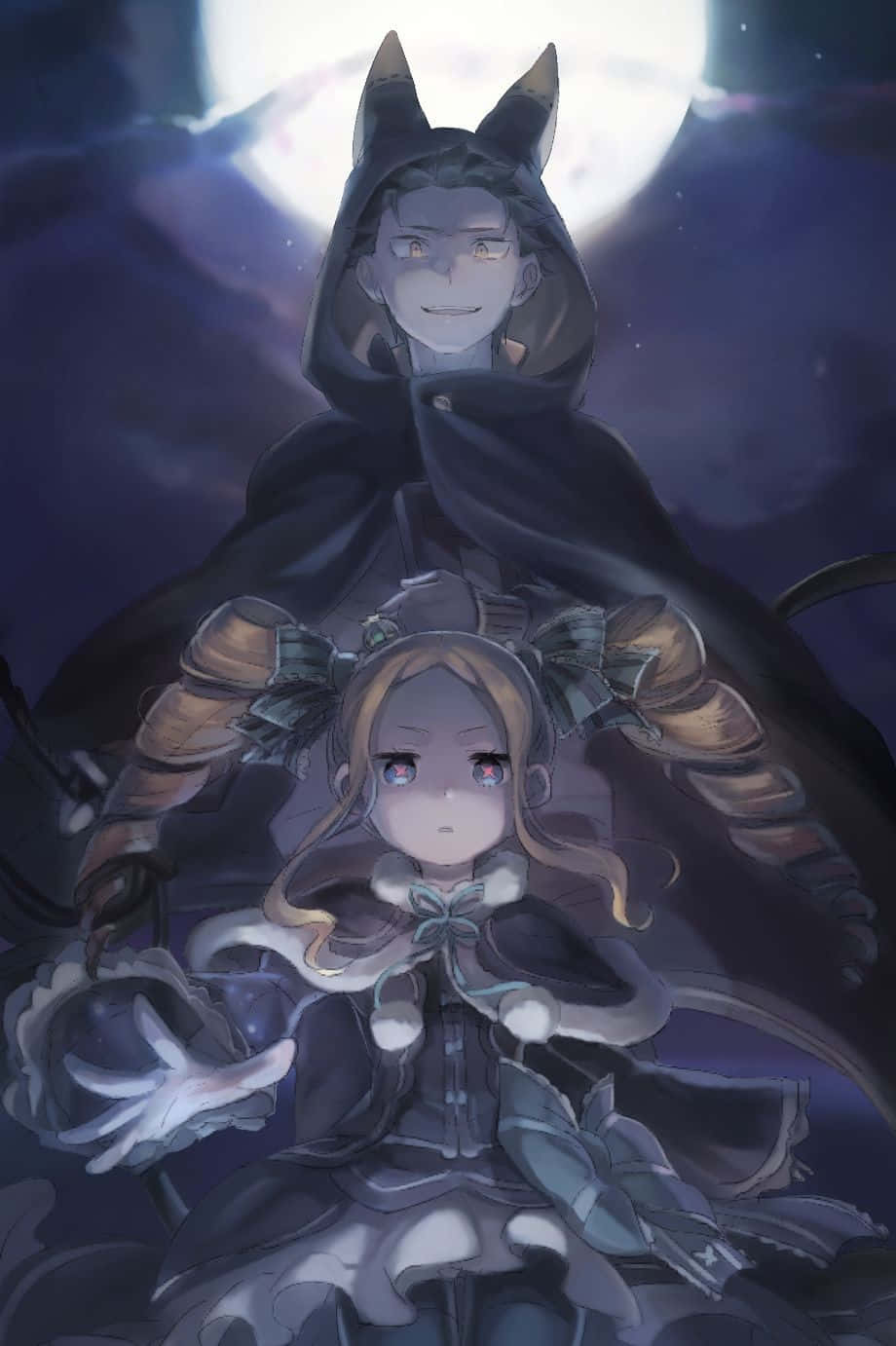 Subaru Natsuki 桌布 壁紙 — 一個微笑的狐狸耳角色穿著深色斗篷，在發光的月亮下俯視一個穿著荷葉邊外套的大眼睛女孩。
