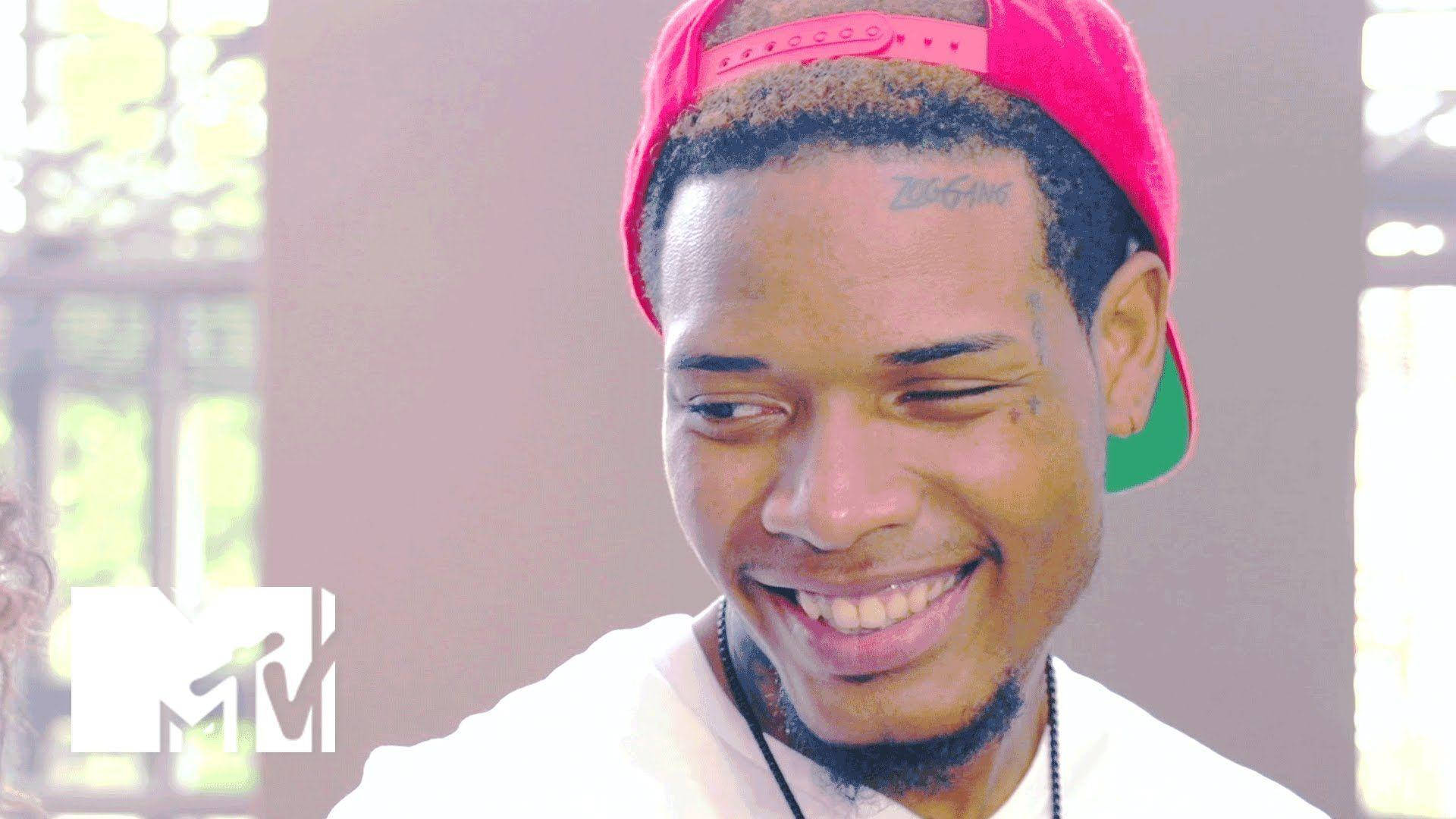 MTV Fetty Wap 壁紙 — 一個微笑的男人戴著一頂粉紅色帽沿綠色的帽子和白色襯衫，低頭笑著。