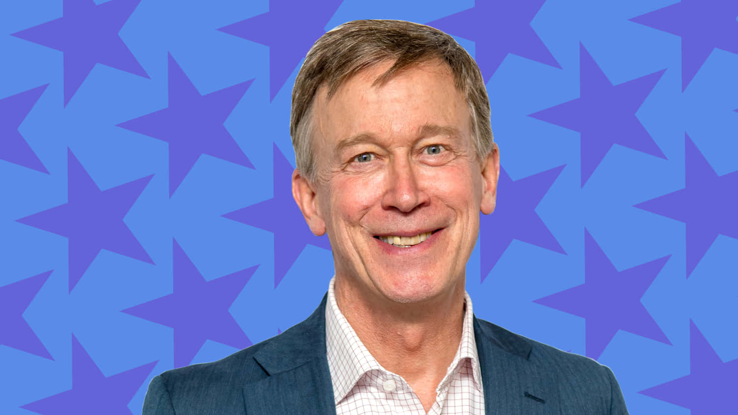 John Hickenlooper With Blue Stars Backdrop 壁紙 — 一個微笑的西裝男子站在充滿紫色星星的鮮豔藍色背景前。