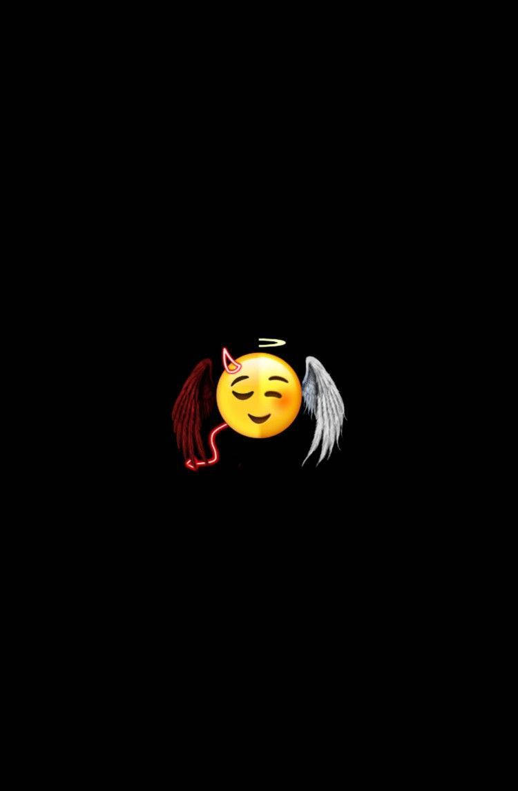 Black Emoji 桌布 壁紙 — 一個微笑的黃色表情符號，有一個紅色惡魔翅膀和一個白色天使翅膀，背景為黑色。