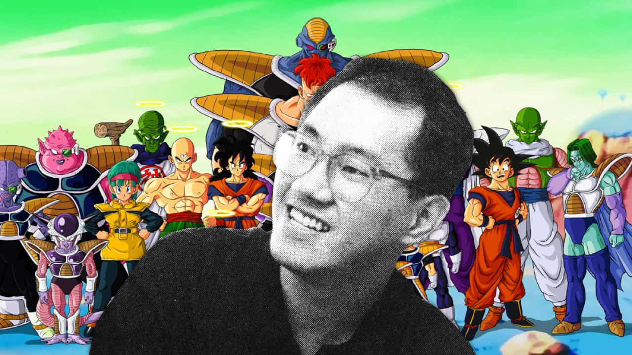 Akira Toriyama 桌布 壁紙 — 一個微笑的黑白男人疊加在一個充滿活力的動漫場景上，其中有龍珠角色。