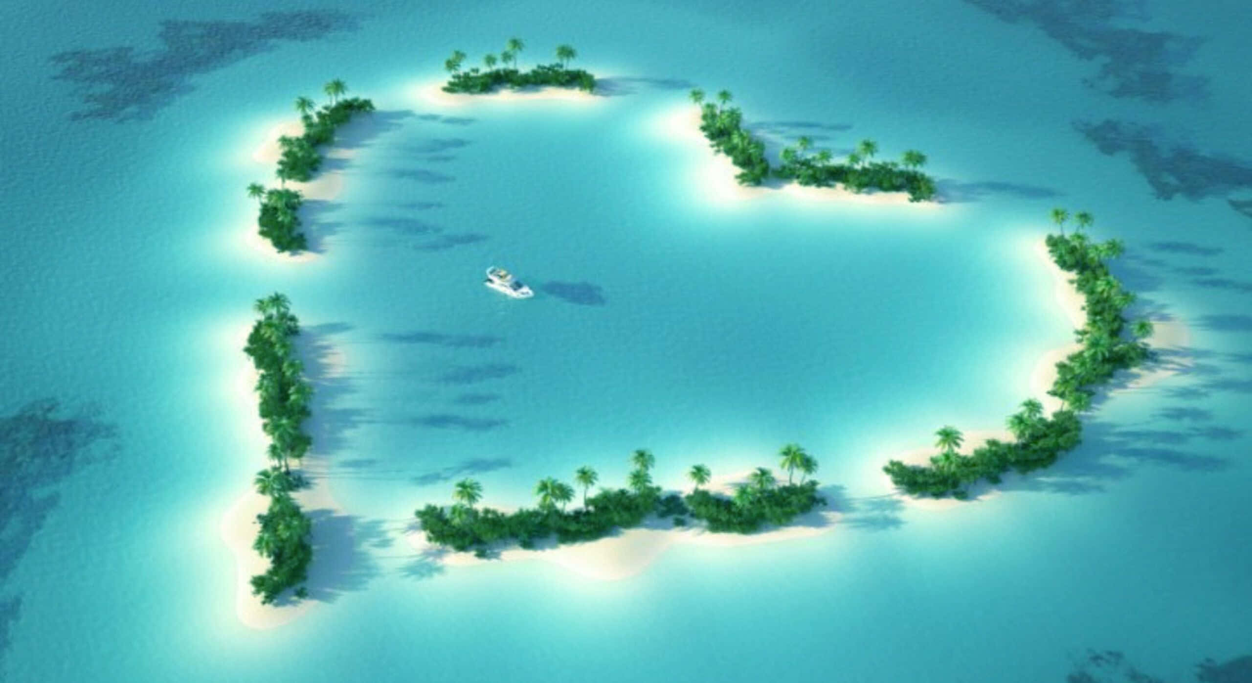 島嶼 桌布 壁紙 — 一個心形熱帶島嶼的鳥瞰圖，周圍是碧綠的海水，中央漂浮著一艘小船。