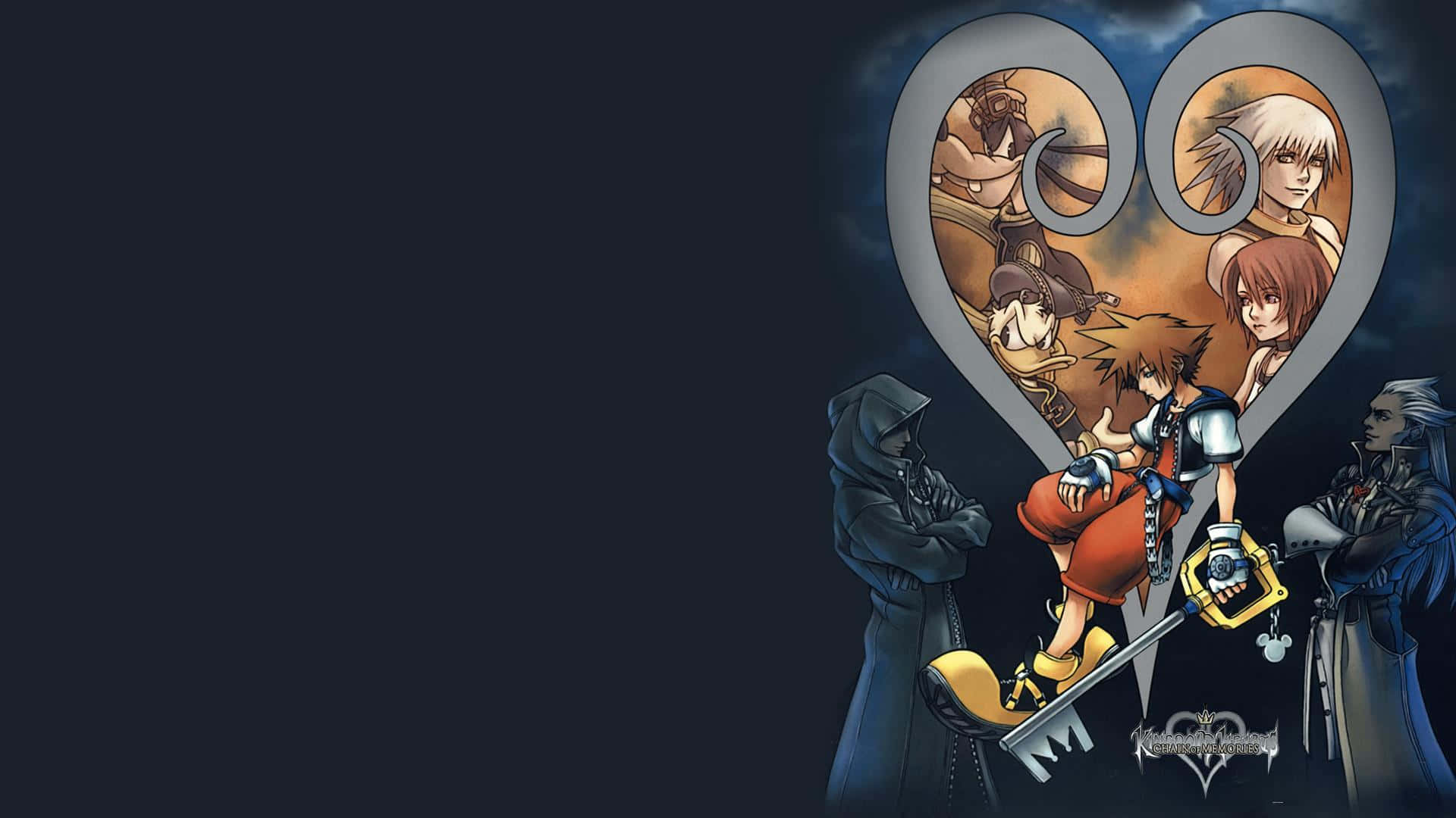 Kingdom Hearts Sora 桌布 壁紙 — 一個心形鍵刃框架將王國之心角色框在黑暗多雲的天空背景下，下方站著兩個戴兜帽的身影。