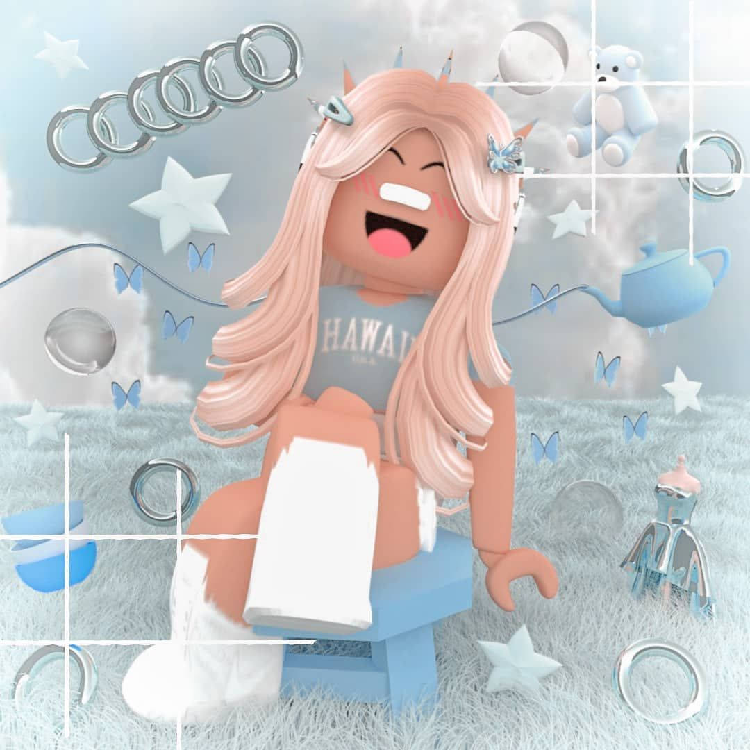 Roblox Girl 桌布 壁紙 — 一個快樂的Roblox頭像，粉紅色頭髮，坐在藍色椅子上，在漂浮的星星、蝴蝶和玩具之間，在夢幻的粉彩天空中大笑。