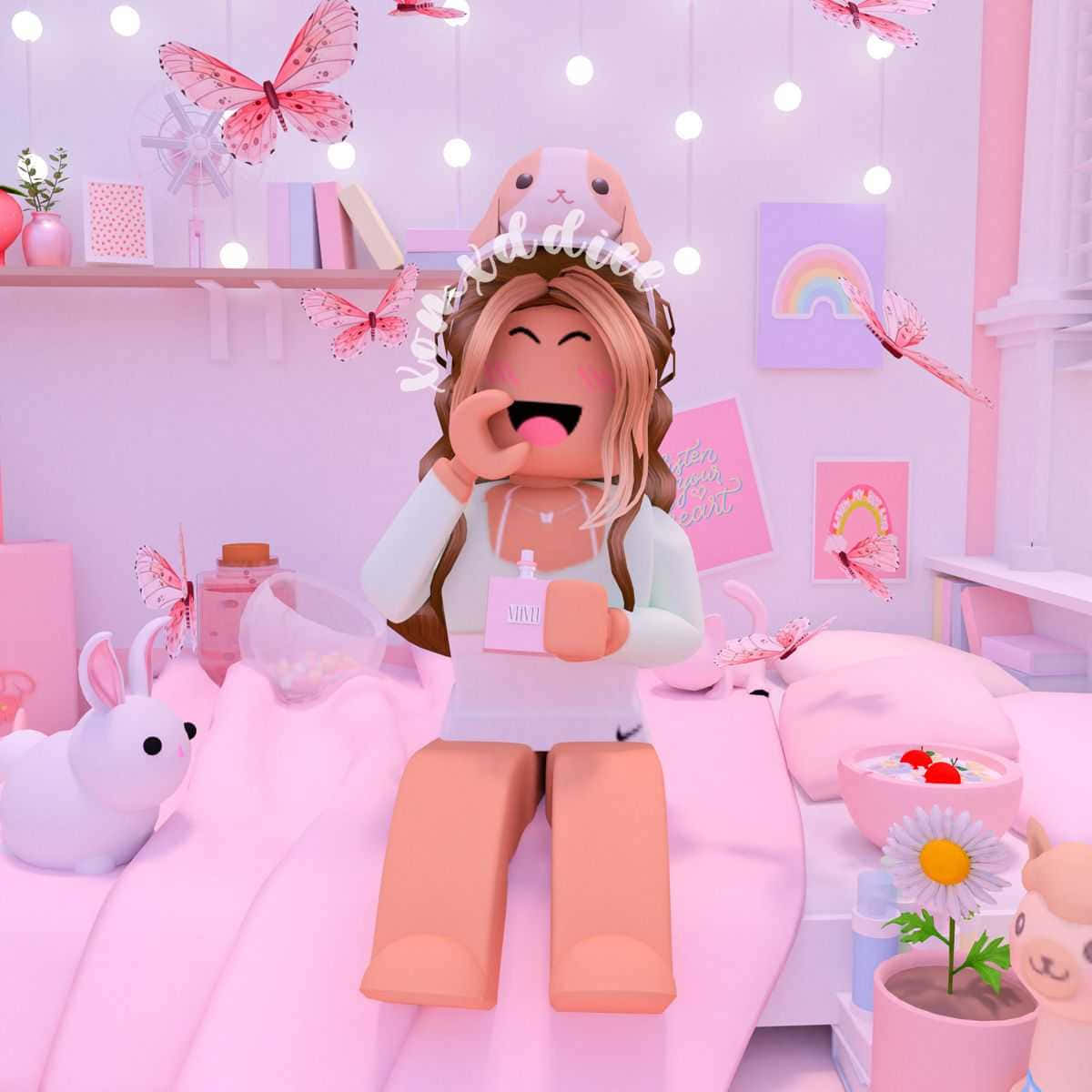 Roblox Aesthetic 桌布 壁紙 — 一個快樂的Roblox頭像坐在粉紅色的床上，在一個裝飾著蝴蝶和仙女燈的夢幻粉彩臥室裡大笑。