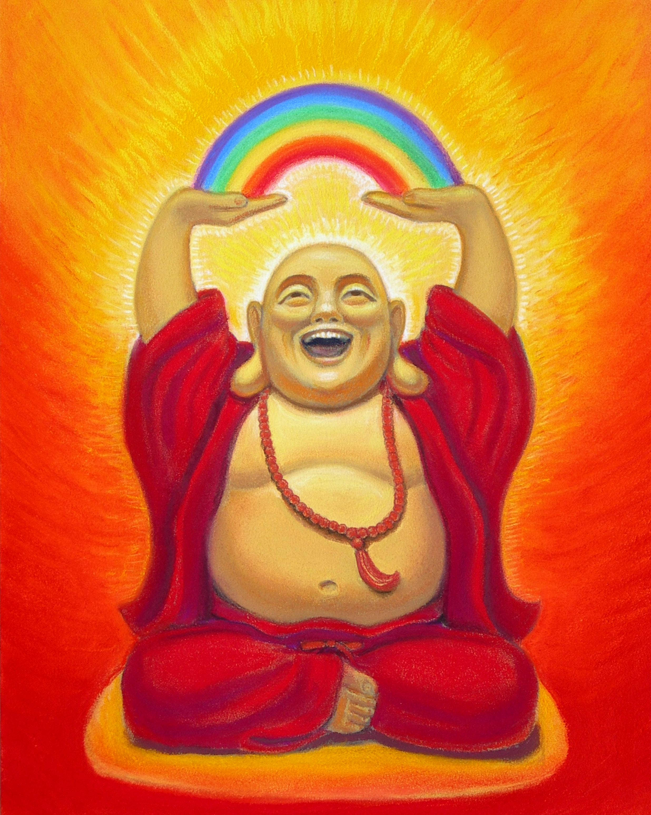 Buddha 桌布 壁紙 — 一個快樂的佛陀形象，身穿紅色長袍，盤腿而坐，在燦爛的橙色背景上將彩虹高舉過頭頂。