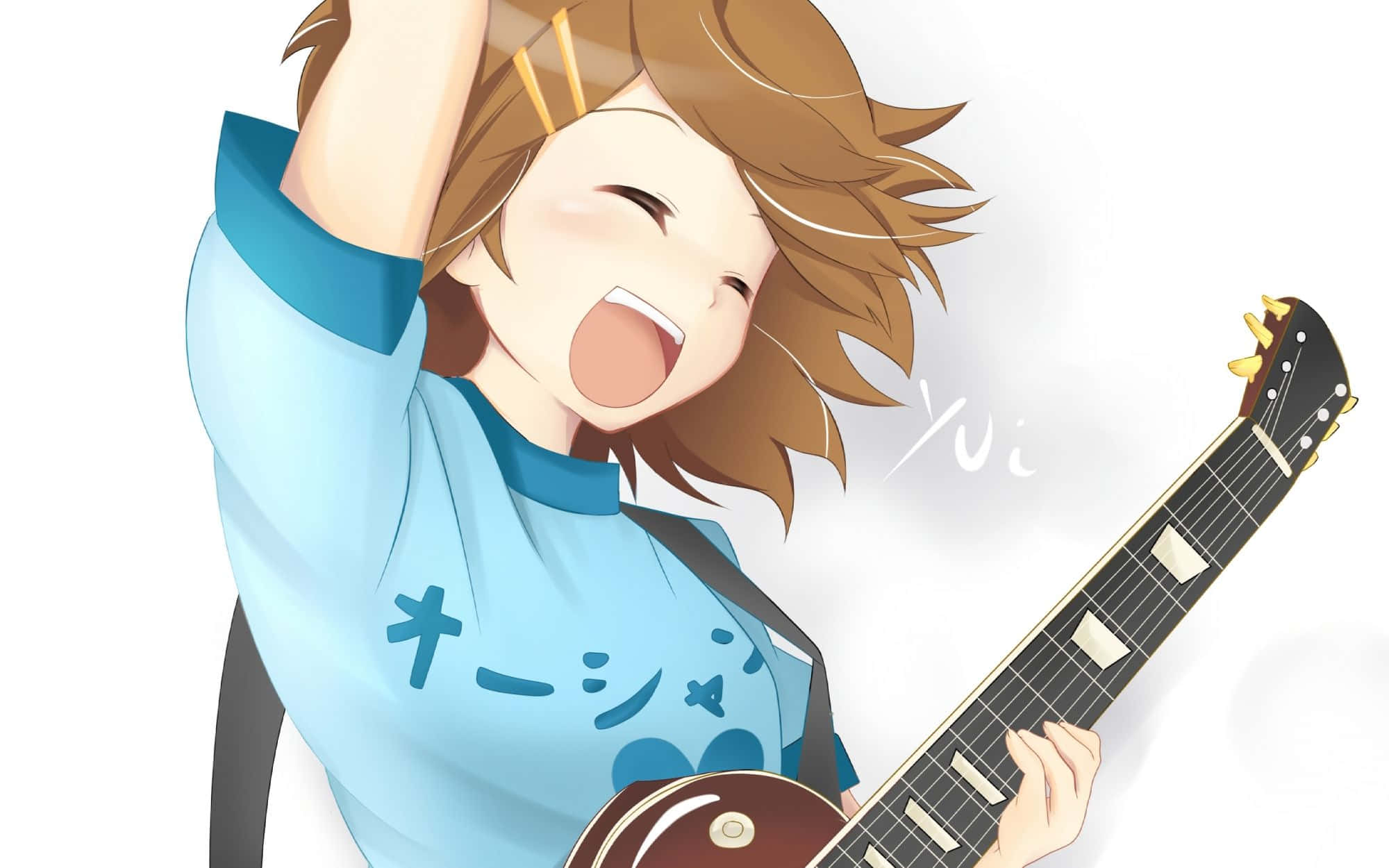 yui hirasawa 桌布 壁紙 — 一個快樂的動漫女孩，棕色頭髮，在明亮的白色背景上彈結他並大笑。