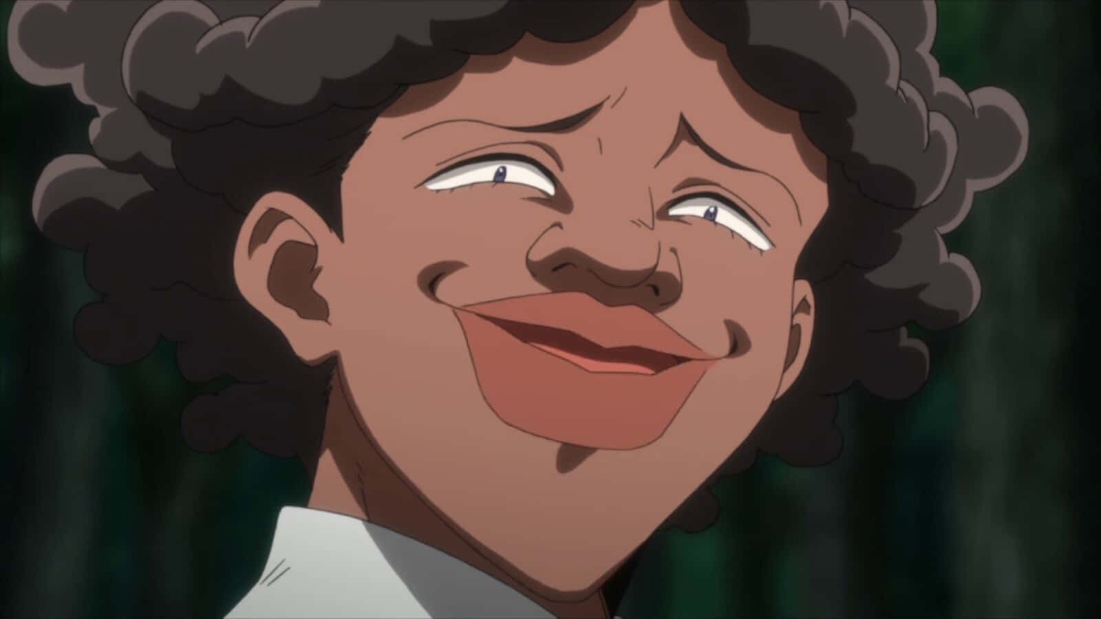 The Promised Neverland Krone 桌布 壁紙 — 一個快樂的動漫角色，捲髮，在深綠色森林背景下露出燦爛的笑容。