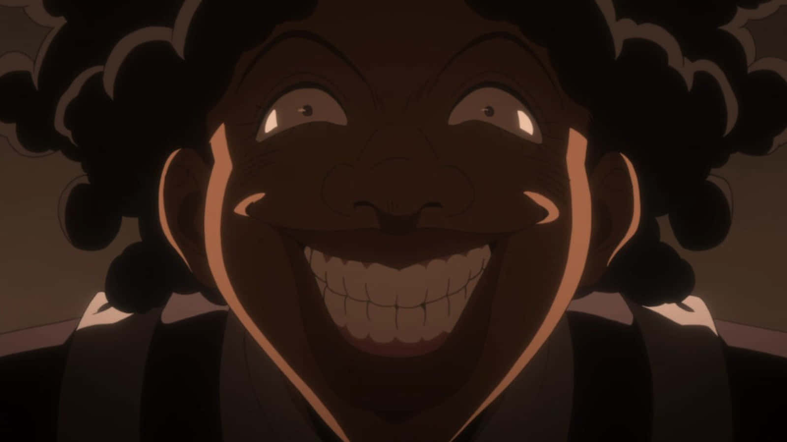 The Promised Neverland Krone 桌布 壁紙 — 一個快樂的動漫角色，擁有深色皮膚和捲曲頭髮，在溫暖燈光下露出燦爛的笑容。