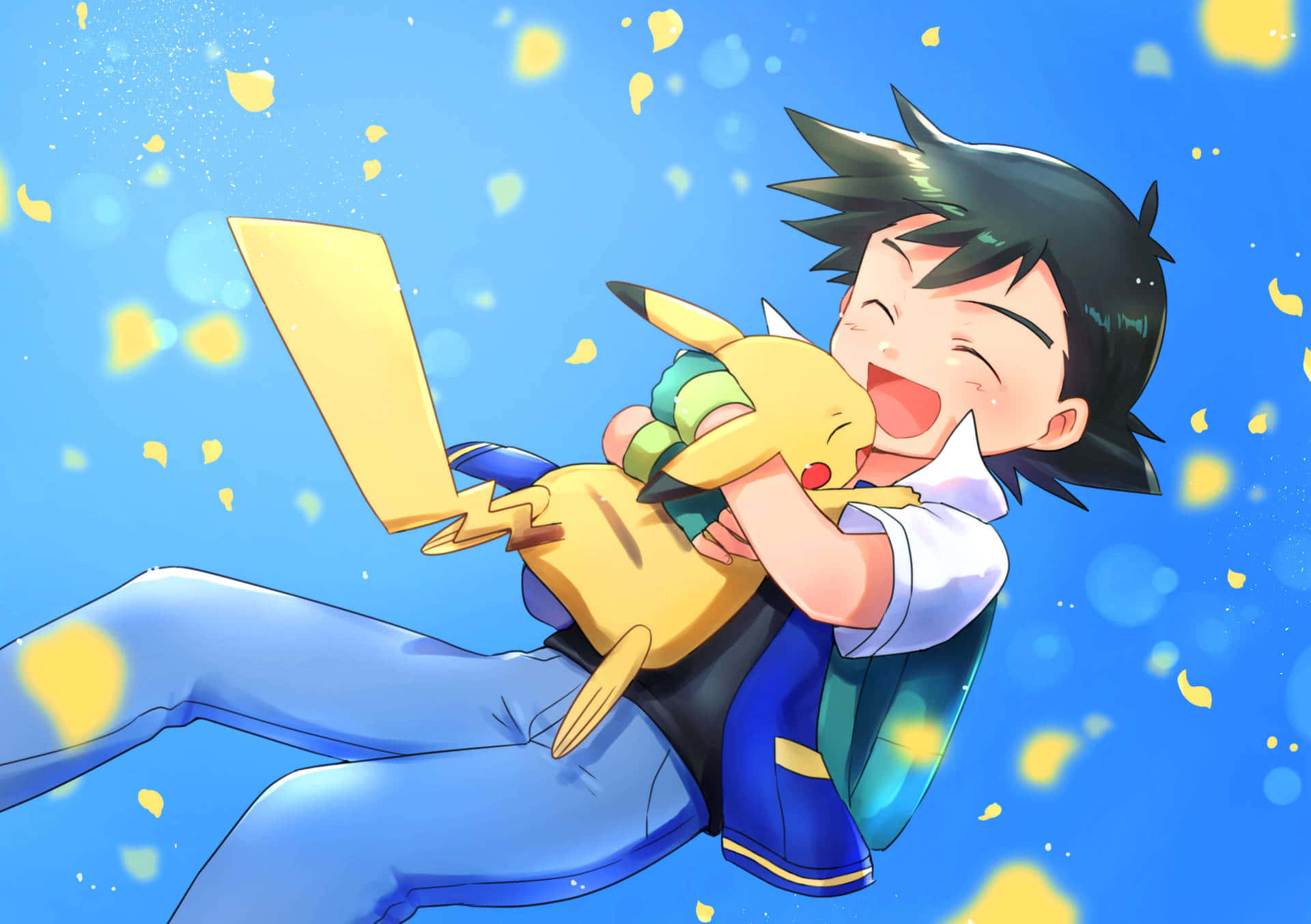Ash And Pikachu 桌布 壁紙 — 一個快樂的動畫男孩擁抱比卡超，漂浮在充滿金色樹葉和柔和藍色散景的天空中。