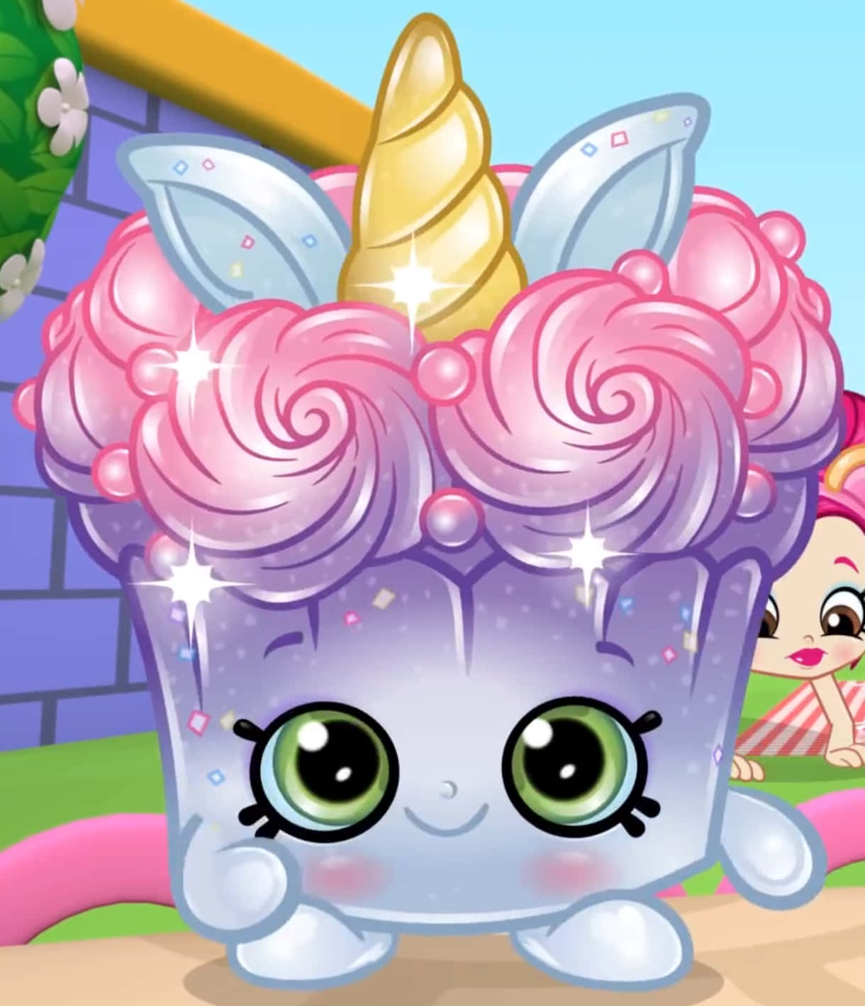 Shopkins 桌布 壁紙 — 一個快樂的卡通杯子蛋糕，帶有粉紅色漩渦糖霜、金色角和閃亮翅膀，在色彩繽紛的背景上燦爛微笑。