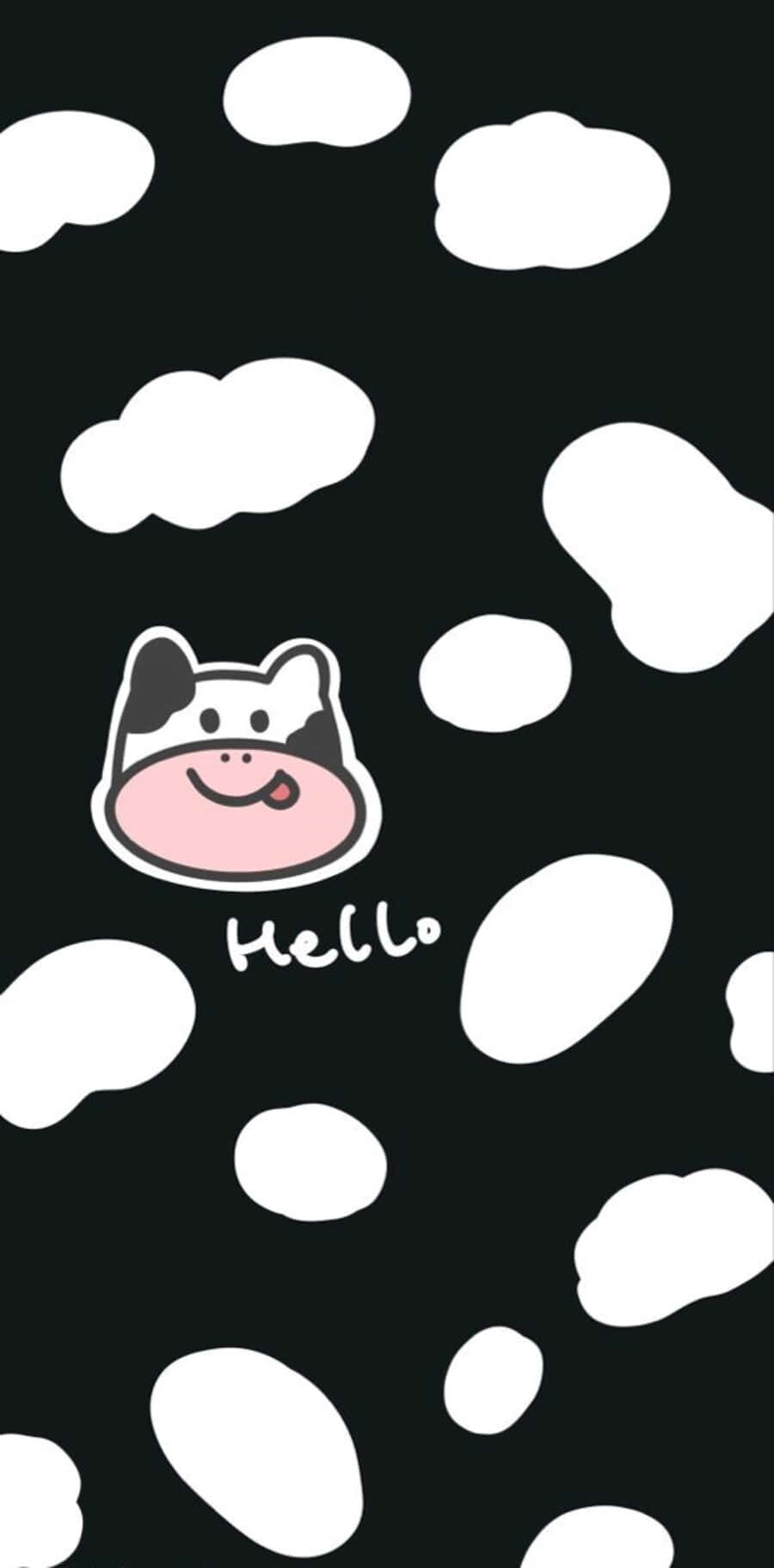Kawaii Cute Cow 桌布 壁紙 — 一個快樂的卡通牛臉，有粉紅色鼻子和黑色斑點，在黑色背景上微笑，背景有白色雲狀形狀。