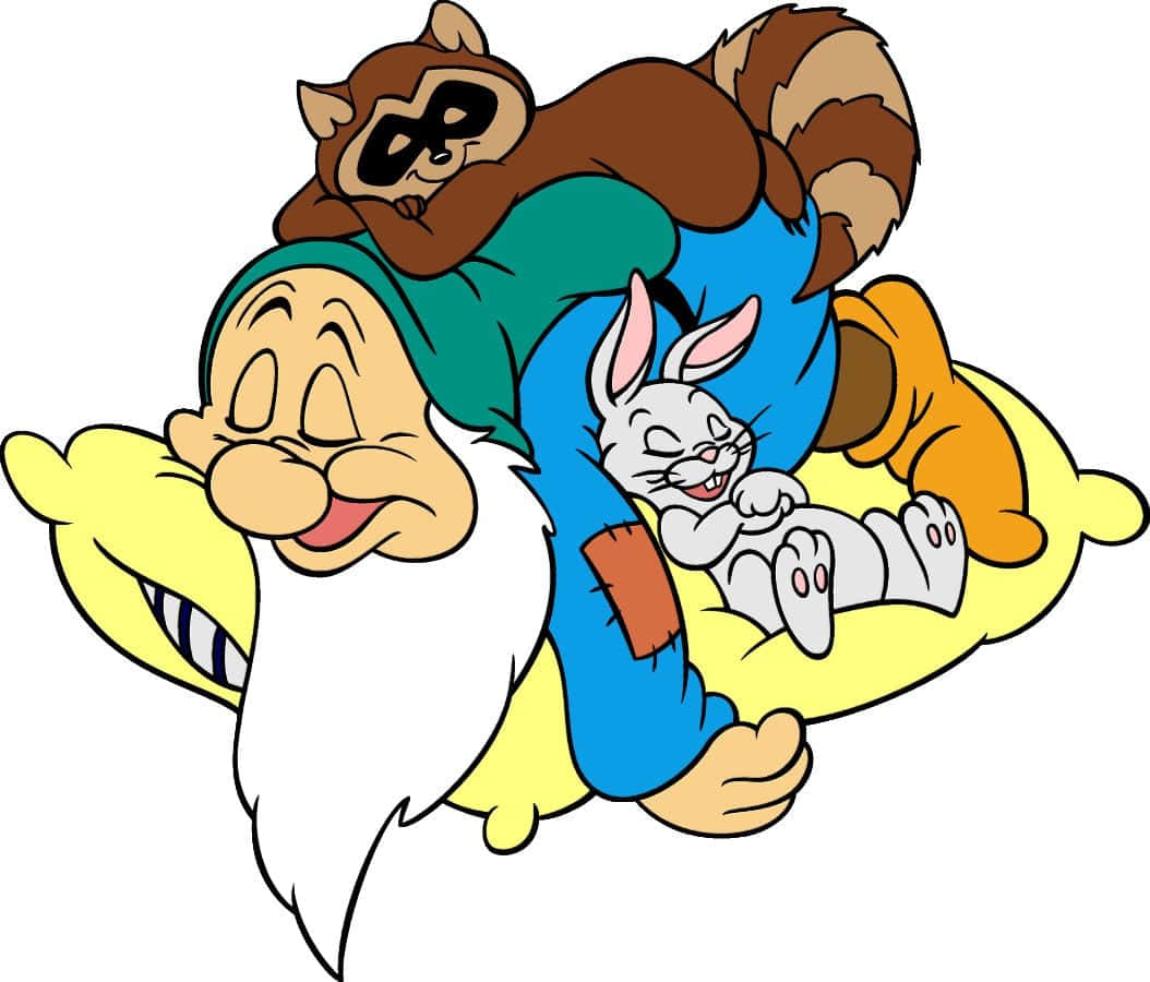 Sleep 桌布 壁紙 — 一個快樂的卡通矮人，留著白鬍子，戴著綠帽子，在黃色枕頭上安睡，被一隻浣熊和一隻白兔擁抱著。