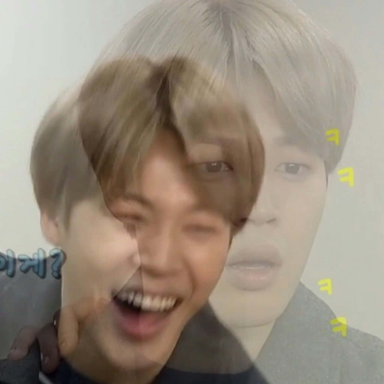 Bts Meme 桌布 壁紙 — 一個快樂的年輕人大笑，背後有一個模糊的重複面孔和韓文文字點綴。