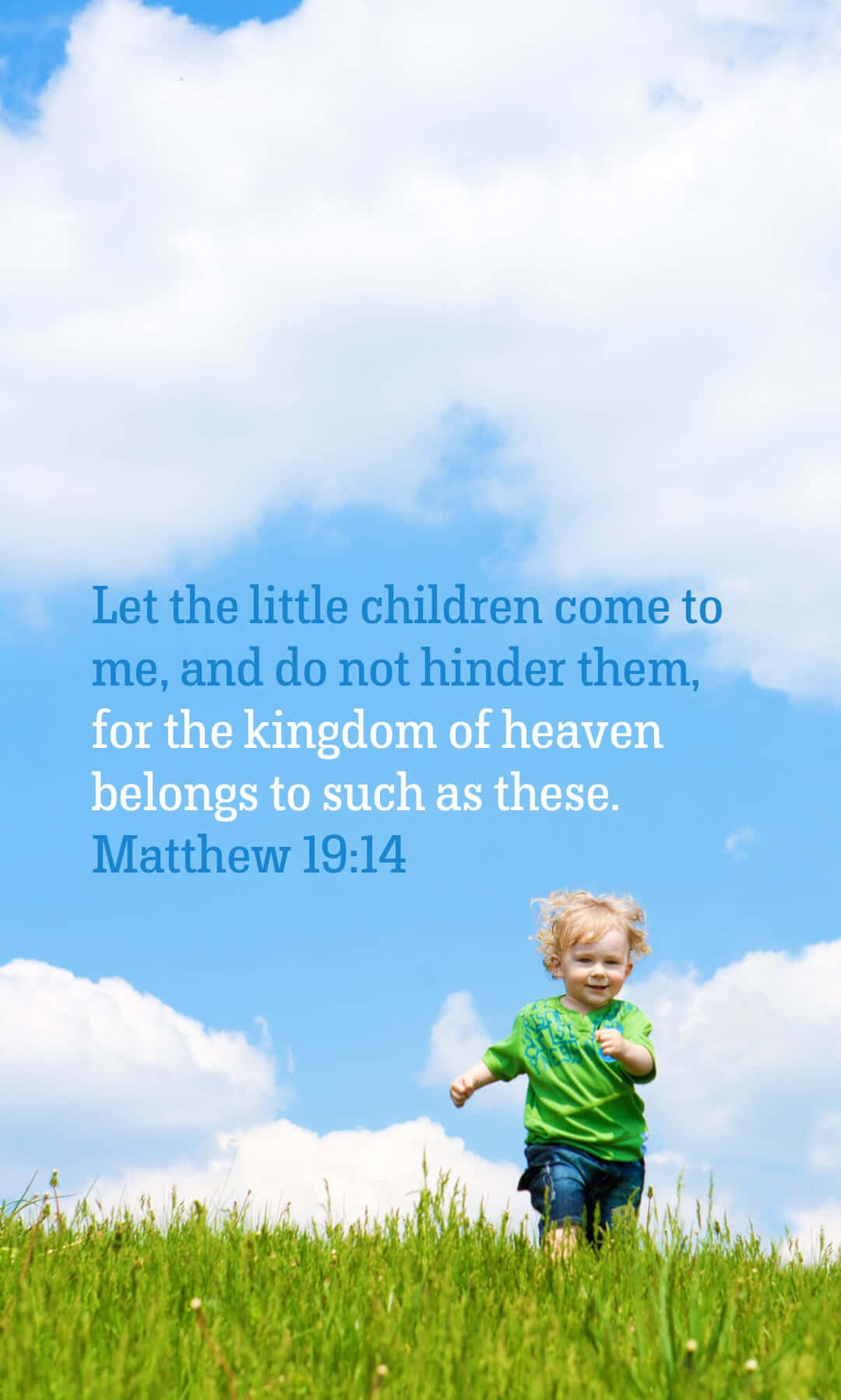 Cute Bible Verse 桌布 壁紙 — 一個快樂的幼兒穿著綠色襯衫，在陽光明媚的草地上奔跑，天空湛藍，白雲朵朵。