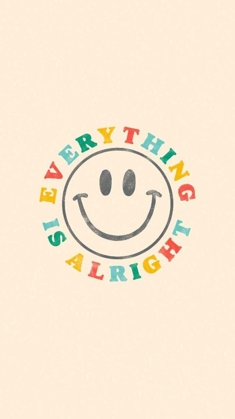 Aesthetic Smiley Face 桌布 壁紙 — 一個快樂的笑臉，周圍環繞著彩色文字「EVERYTHING IS ALRIGHT」，背景是柔和的米色。